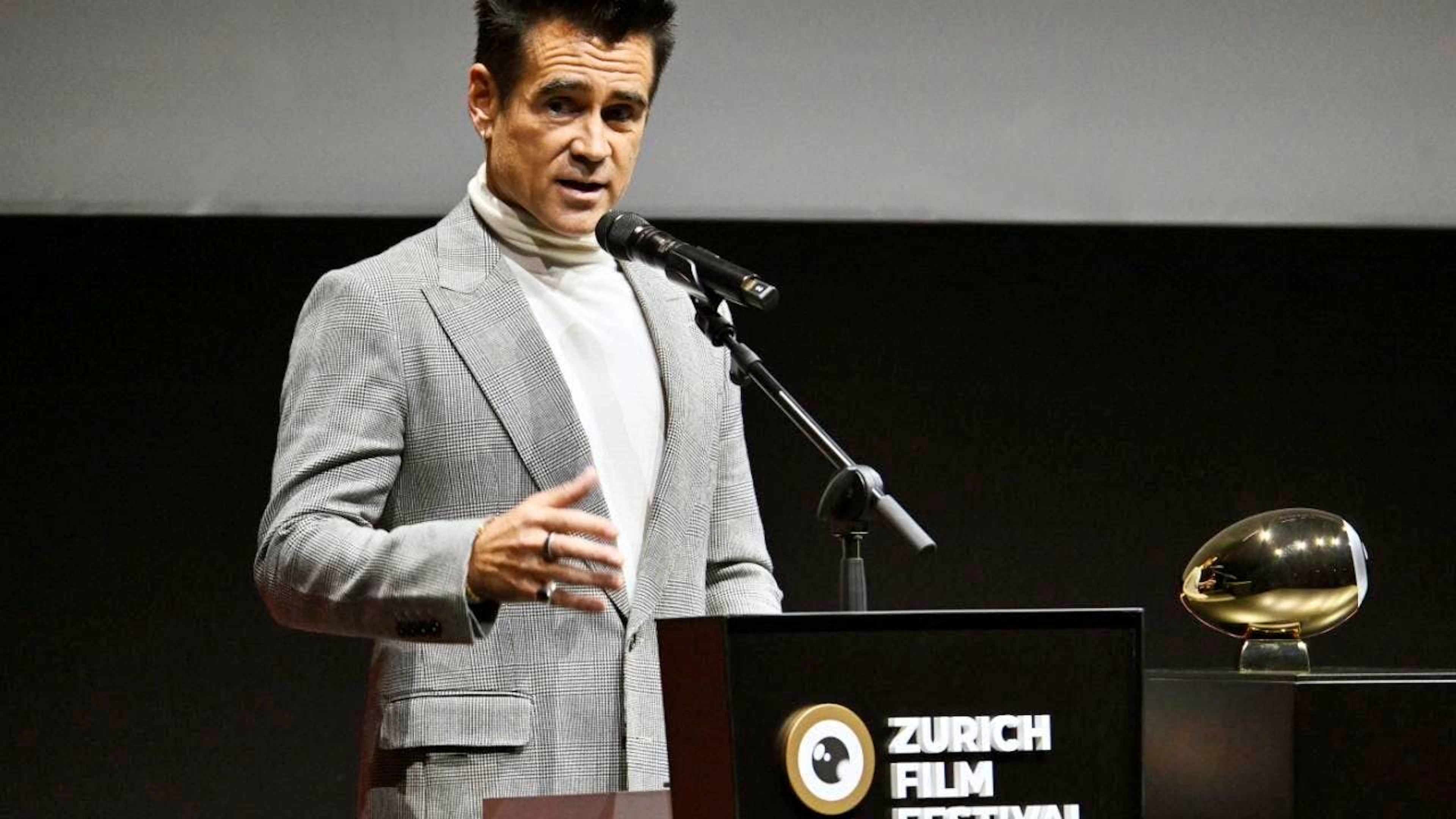 L'attore Colin Farrell con il suo Golden Icon Award.