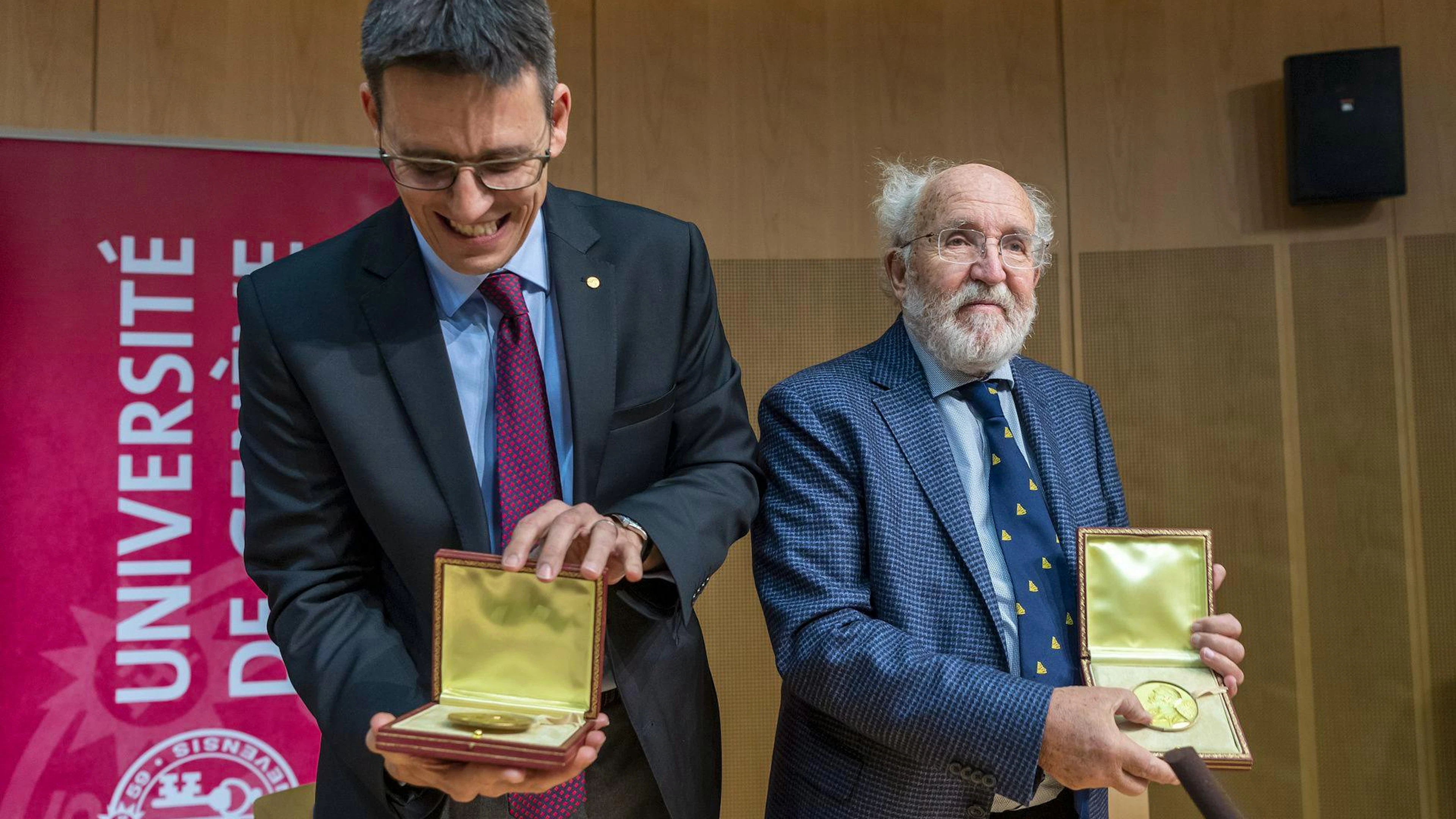 De retour de Stockholm, Didier Queloz et Michel Mayor présentent leur Prix Nobel à la presse à l’Université de Genève, en 2019.