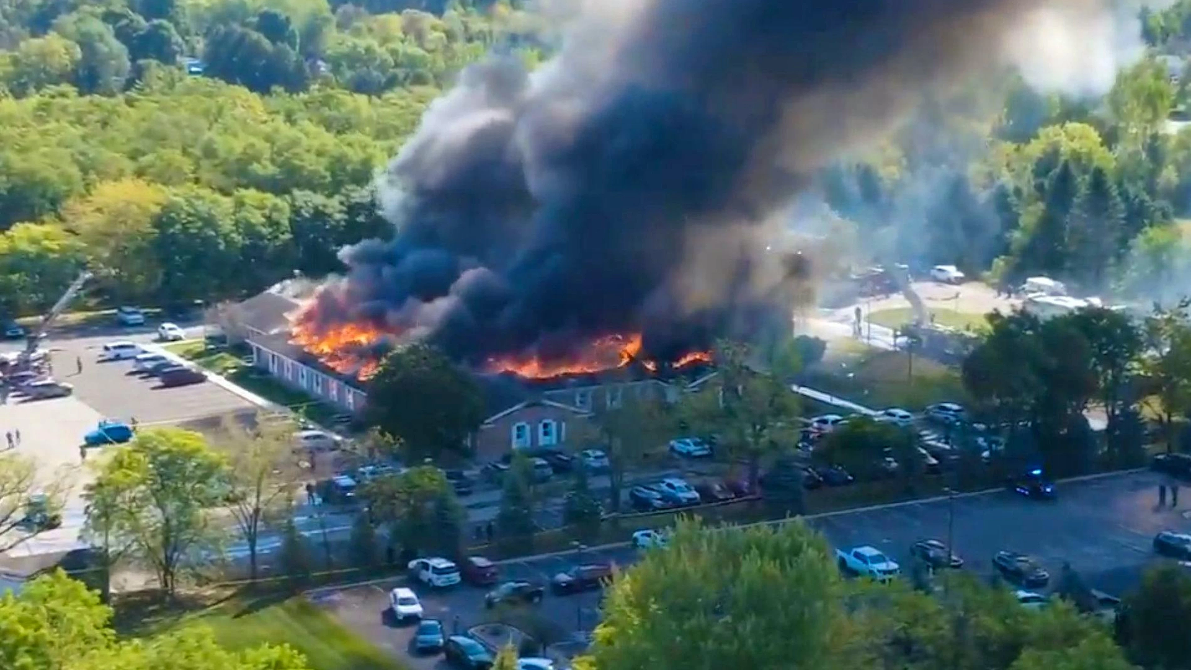 I vigili del fuoco sono riusciti a spegnere le fiamme, ma la polizia teme che l'incendio possa aver causato altre vittime.