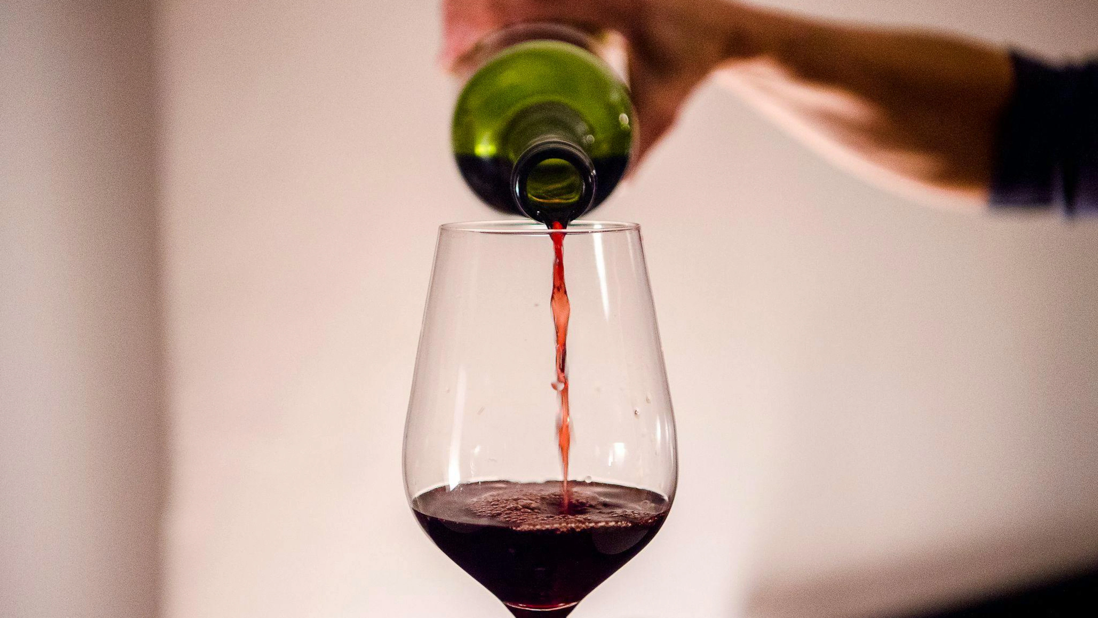 Gelegenheitstrinker rechtfertigen ihren Alkoholkonsum oftmals mit dem Irrglauben, dass ein Glas Wein am Tag die Gesundheit fördere. Besonders von Rotwein, der viele Antioxidantien enthält, wird dies oftmals behauptet. In Wahrheit überwiegt jedoch der negative Effekt, den der Alkohol auf die Gesundheit ausübt.&nbsp;