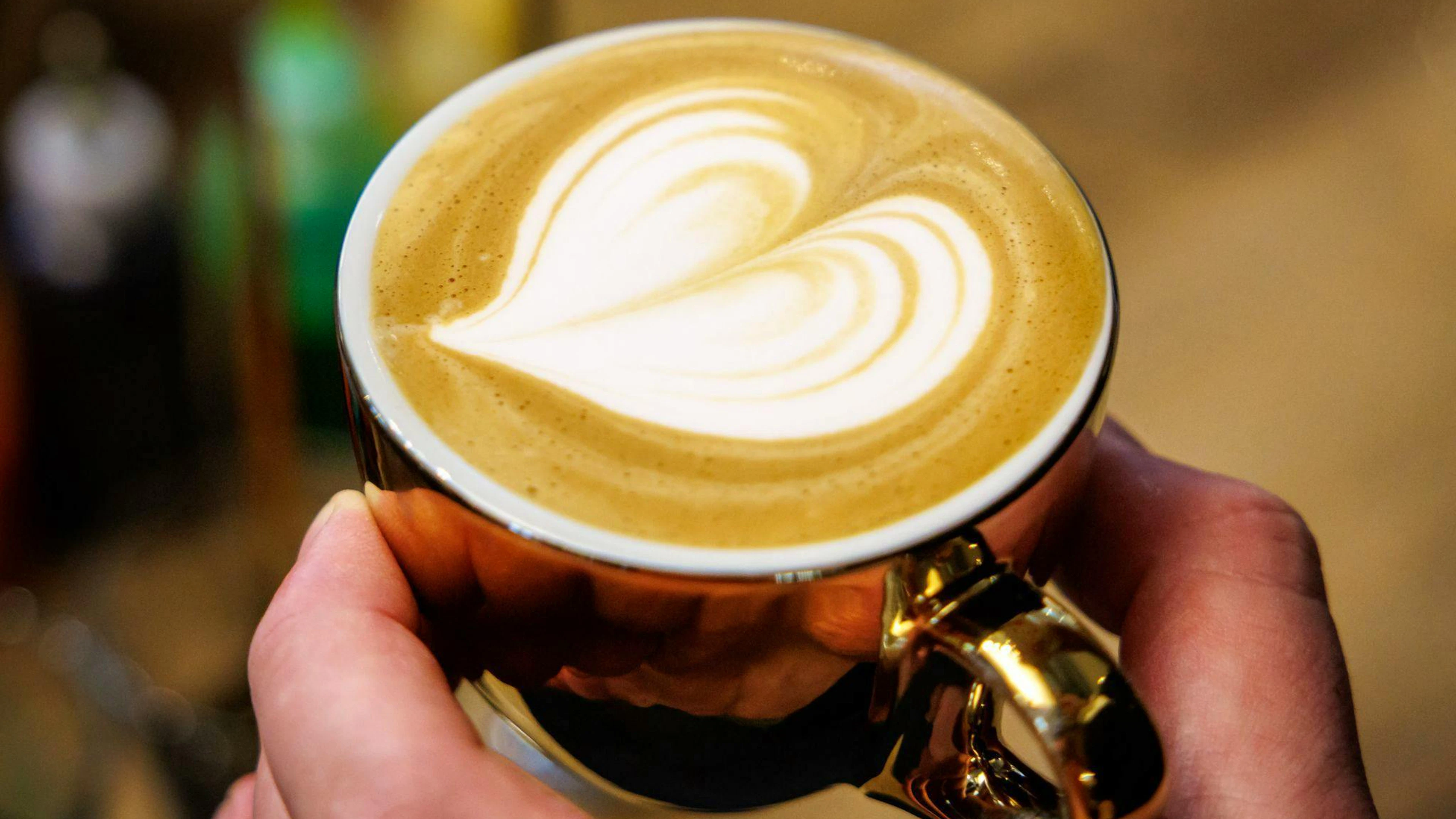 Ab dem 17. Jahrhundert begann der Kaffee, allmählich ein bis dahin gängiges Frühstücksgetränk abzulösen: Bier (durch den Brauprozess war es ein sichereres Lebensmittel als das häufig verkeimte Wasser).