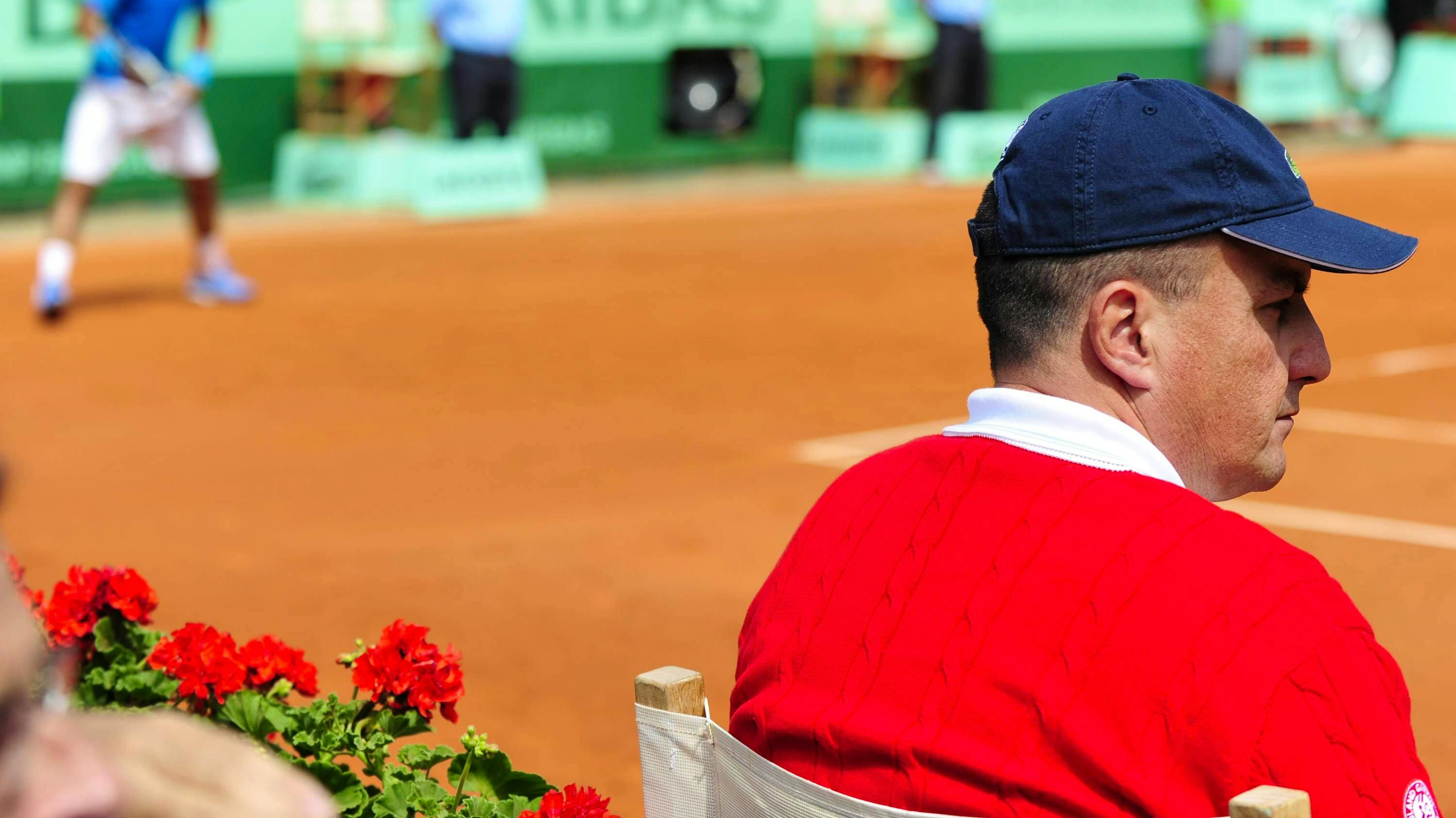 Un juge de ligne préside un match lors du troisième jour du tournoi de tennis de Roland-Garros, en 2011.