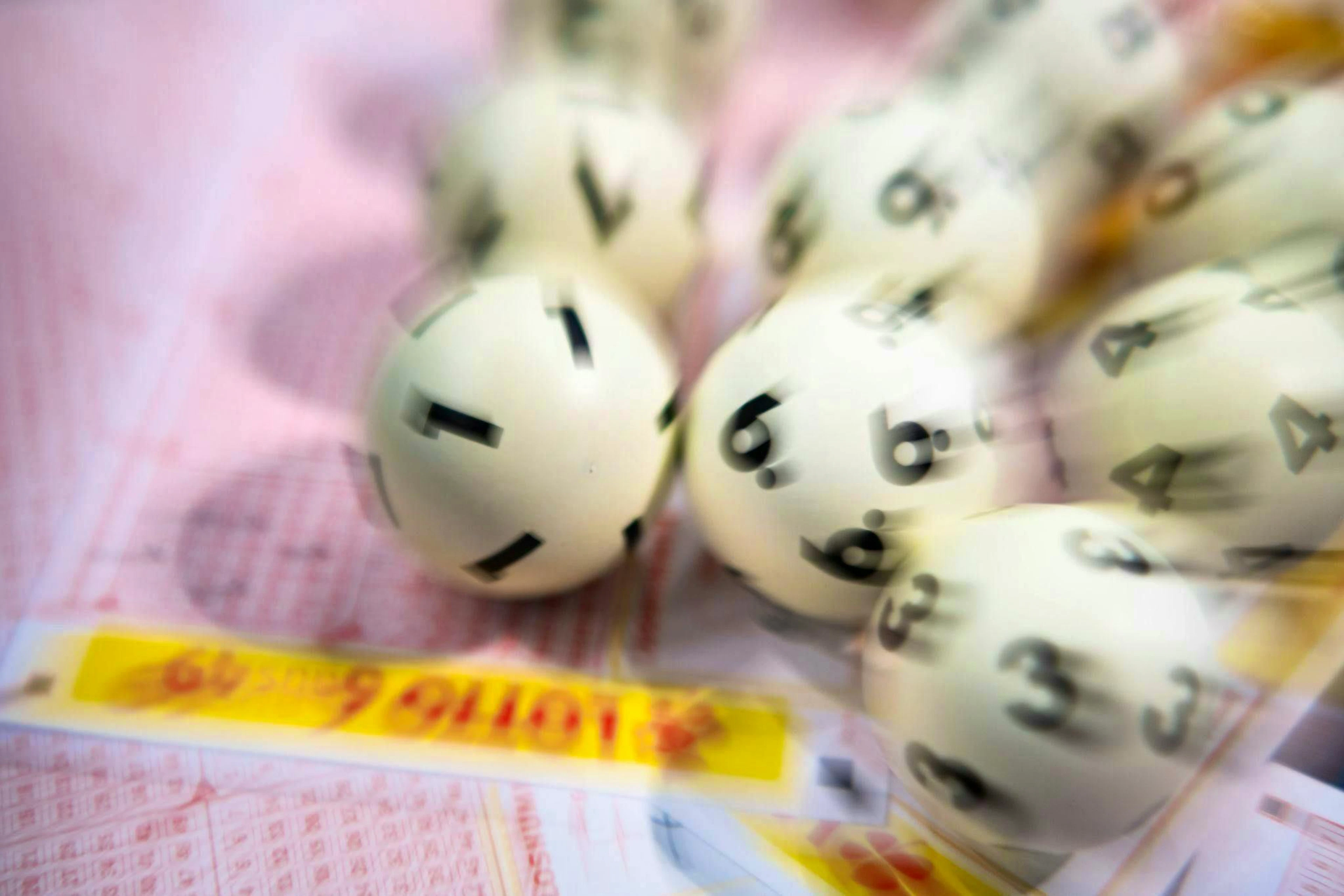 Il biglietto della lotteria ha reso l'uomo milionario.