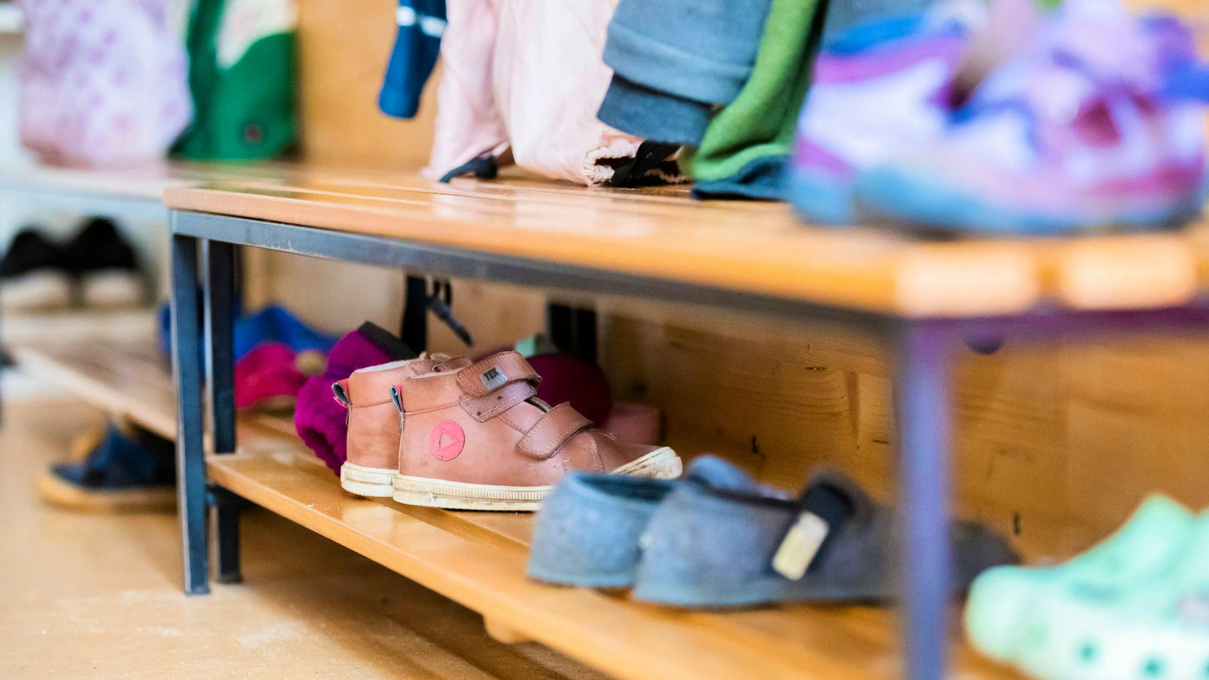 Der Fall eines mutmasslichen Serienmissbrauchs in Deutschschweizer Kitas hat die Debatte über strengere Kontrollen und besseren Kinderschutz neu entfacht. (Archivbild)