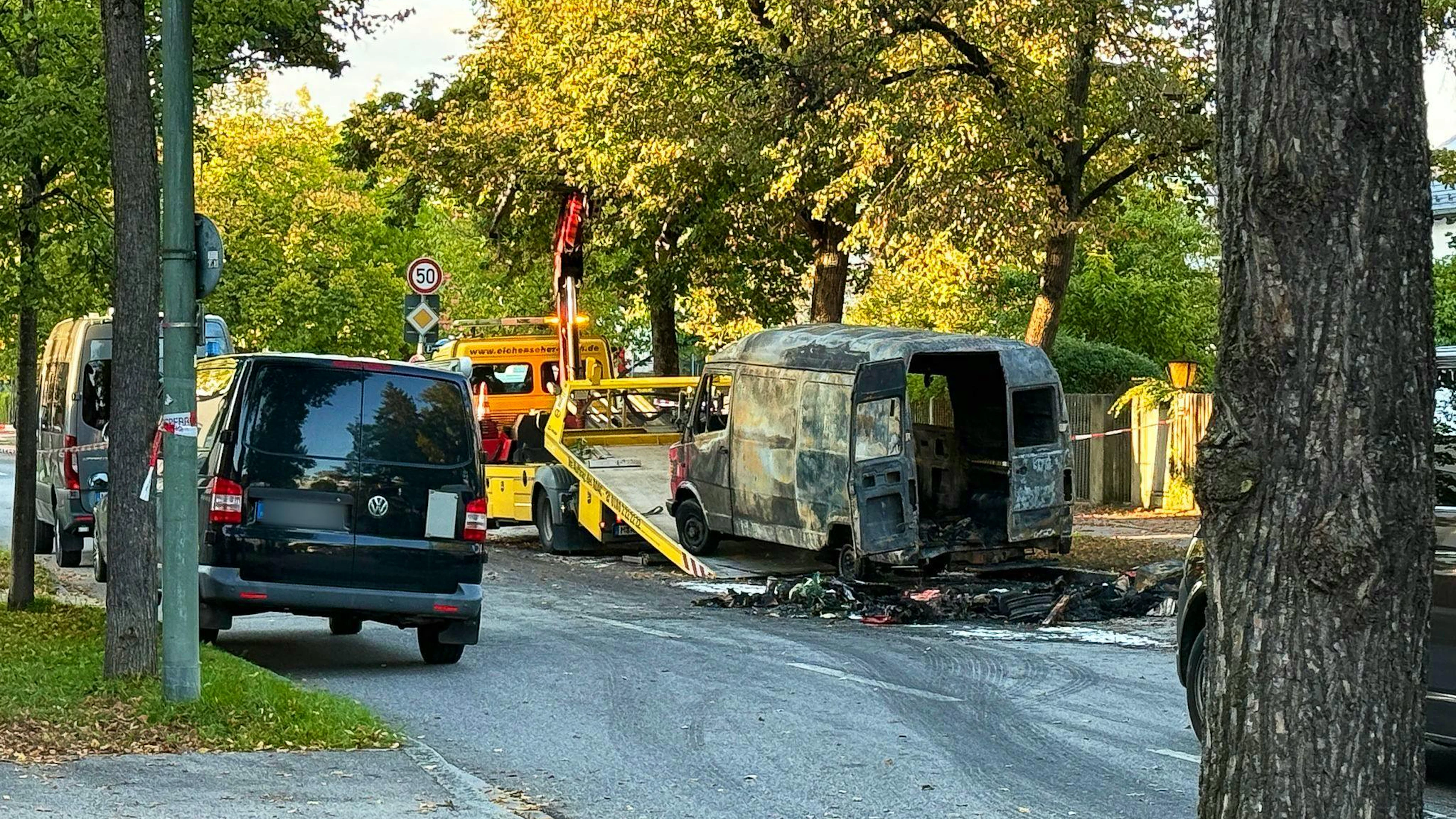 Mehrere Wagen gingen in Flammen auf.