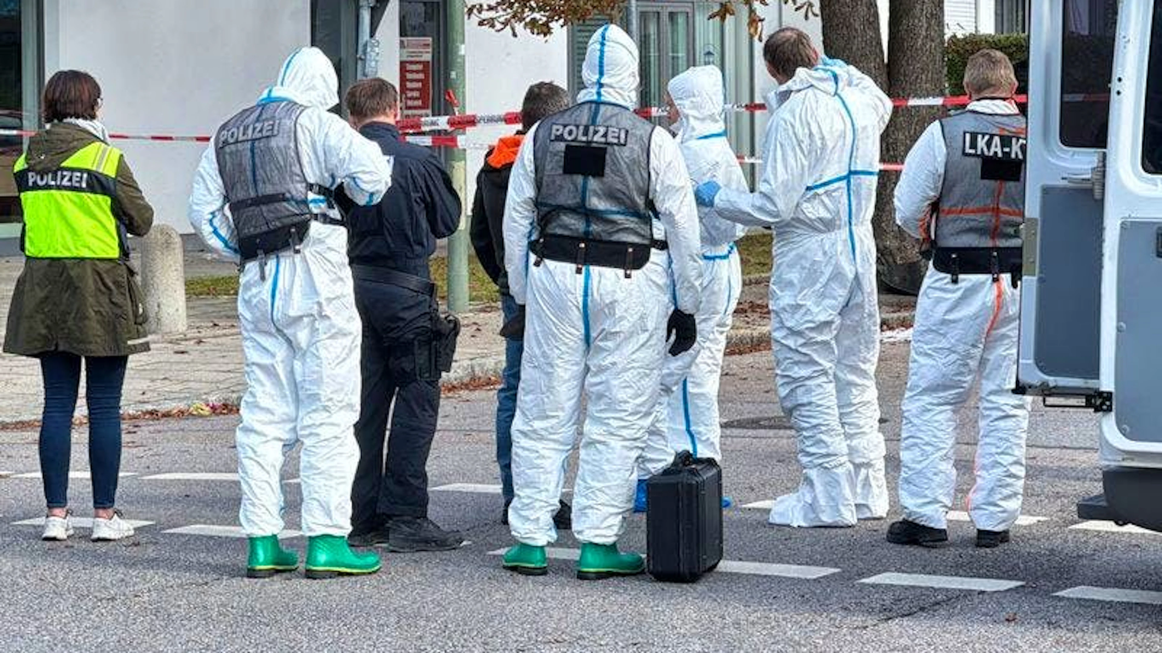 Der Brand in einem Münchner Einfamilienhaus hat einen Grosseinsatz von Polizei und Feuerwehr ausgelöst.