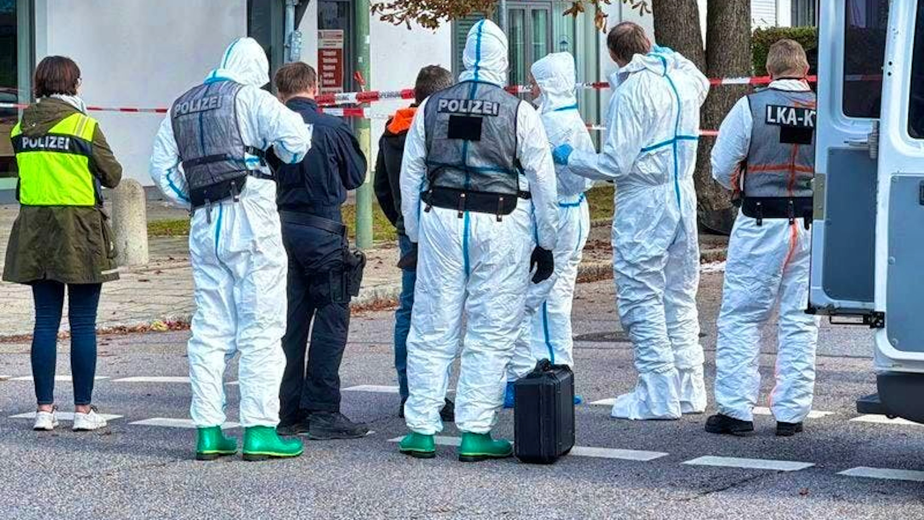 The fire in a detached house in Munich triggered a large-scale operation by the police and fire department.