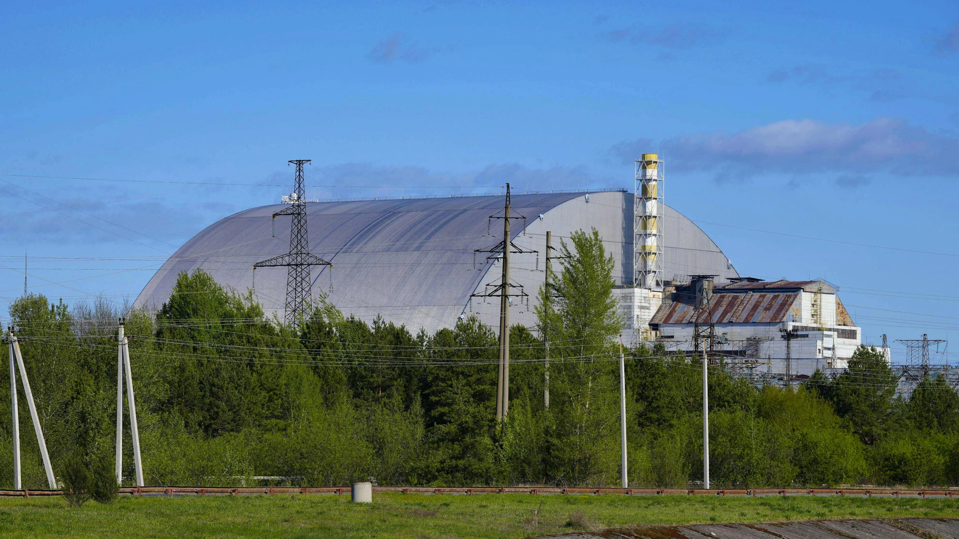 «En raison de bombardements russes sur les infrastructures énergétiques de la région de Kiev, une situation d'urgence est déclarée dans les installations de la centrale nucléaire de Tchernobyl» a indiqué le ministère ukrainien de l'Energie sur Telegram.