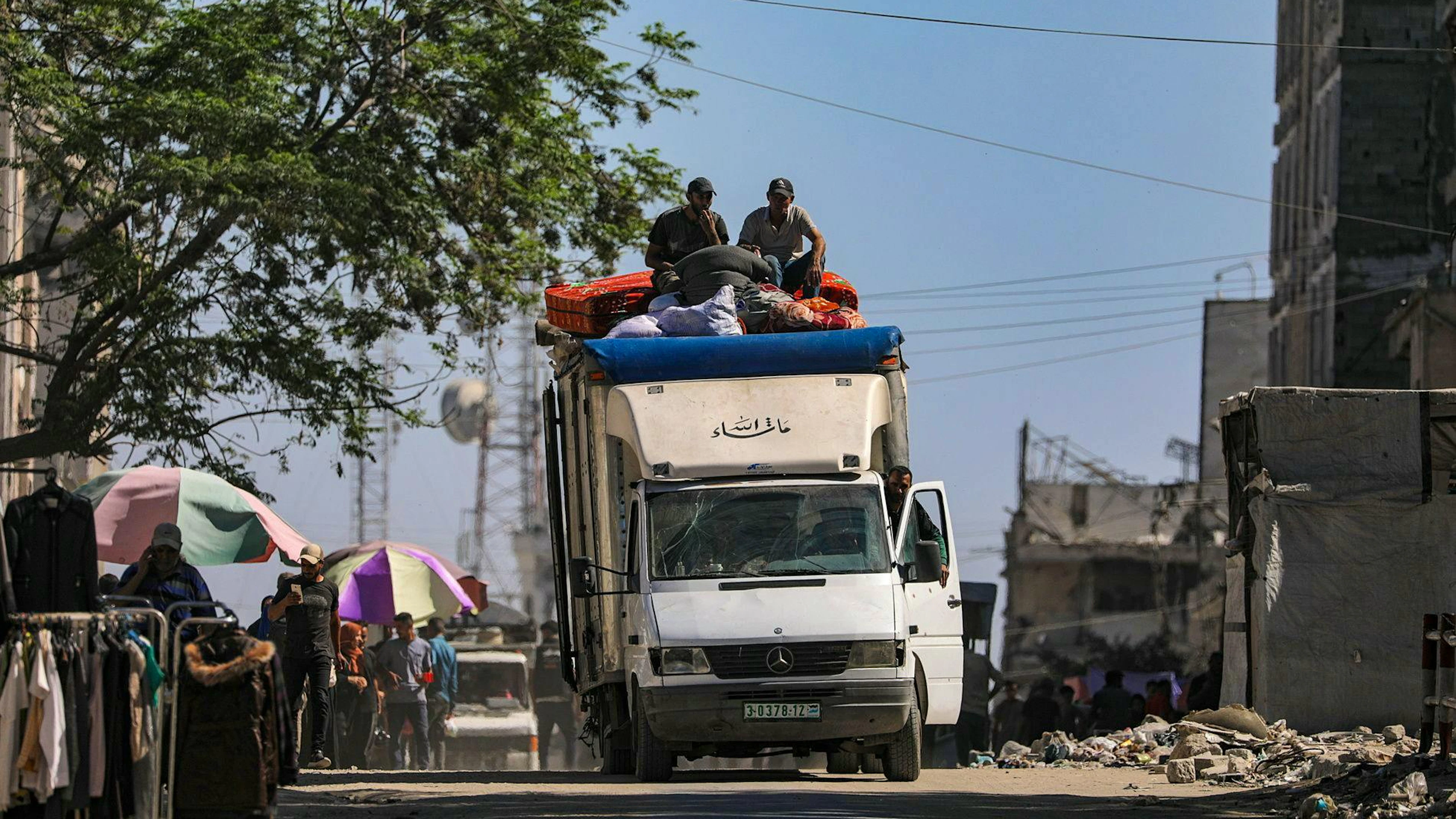 epa12420233 Des Palestiniens déplacés à l'intérieur du pays évacuent la ville de Gaza vers le sud de la bande de Gaza pendant une opération militaire israélienne dans la ville de Gaza, bande de Gaza, le 1er octobre 2025. Selon le ministère palestinien de la Santé, plus de 66 000 Palestiniens ont été tués dans la bande de Gaza depuis octobre 2023, et environ 1 200 Israéliens ont été tués depuis le lancement d'une campagne militaire israélienne en réponse à une attaque transfrontalière du Hamas le 7 octobre 2023. EPA/MOHAMMED SABER