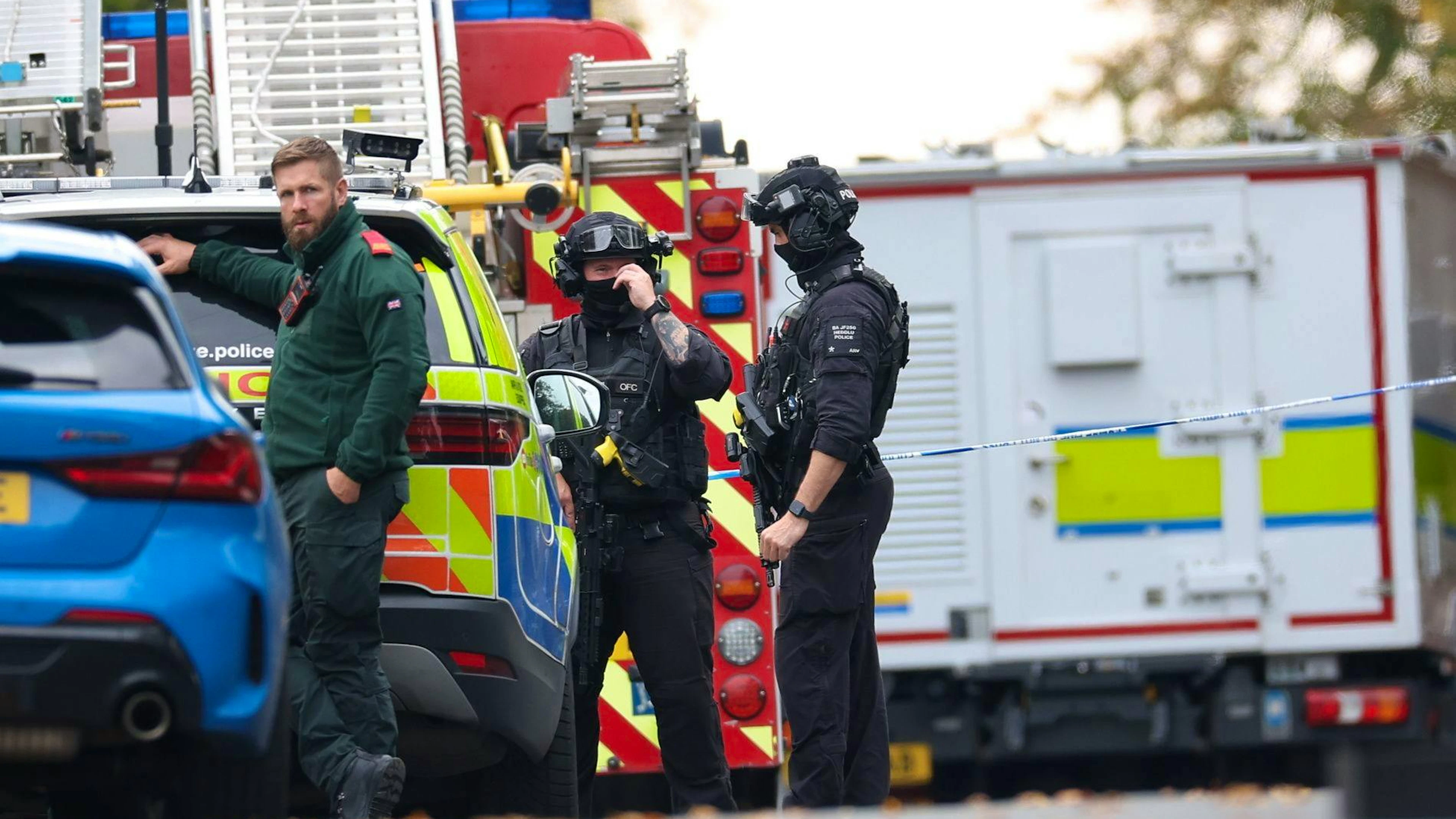 Le forze speciali della polizia inglese fuori dalla sinagoga di Manchester, teatro di un atto di sangue