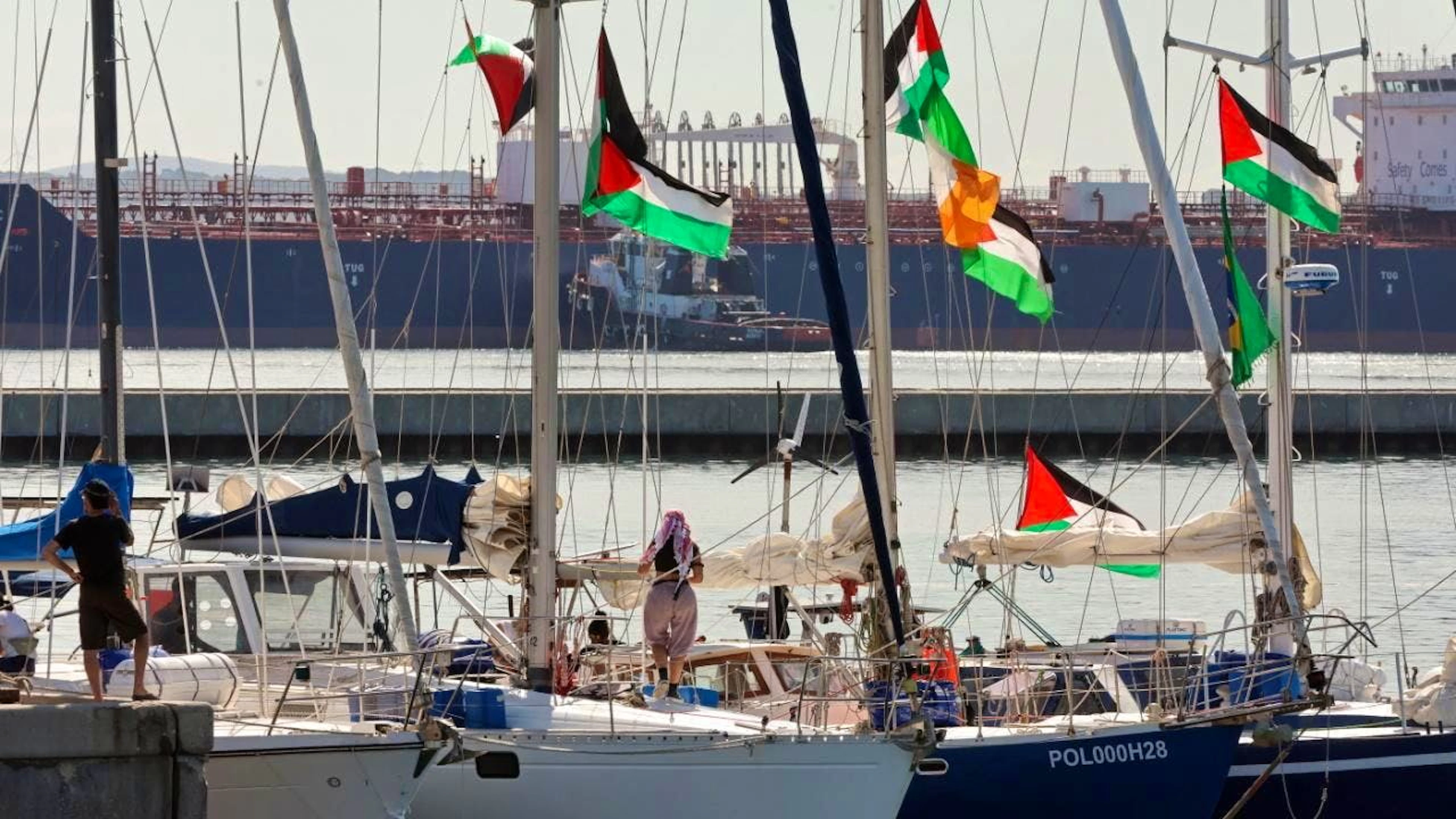 A seguito dell'intercettazione ieri sera della Global Sumud Flotilla, diretta verso la Striscia di Gaza con aiuti umanitari, la Svizzera ha ricordato a Israele la necessità di mantenere la proporzionalità. La sicurezza dei partecipanti deve essere garantita, ha chiesto su X il DFAE.