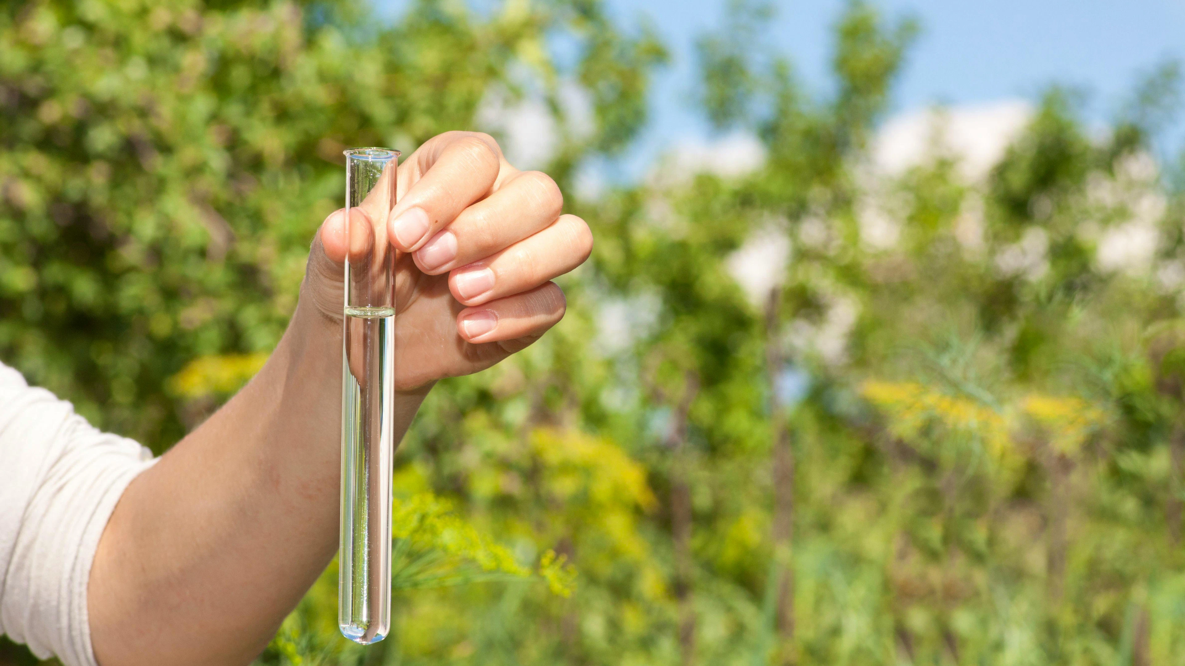 L'Eawag, la plateforme Qualité des eaux du VSA et le Centre Ecotox, en collaboration avec l'Office fédéral de l'environnement (OFEV) et les cantons, ont analysé la qualité des eaux de la Surb (AG), de la Petite Glâne (FR), de la rivière Ron (LU), du cours d'eau Halbach (SH) et du Scairolo (TI).
