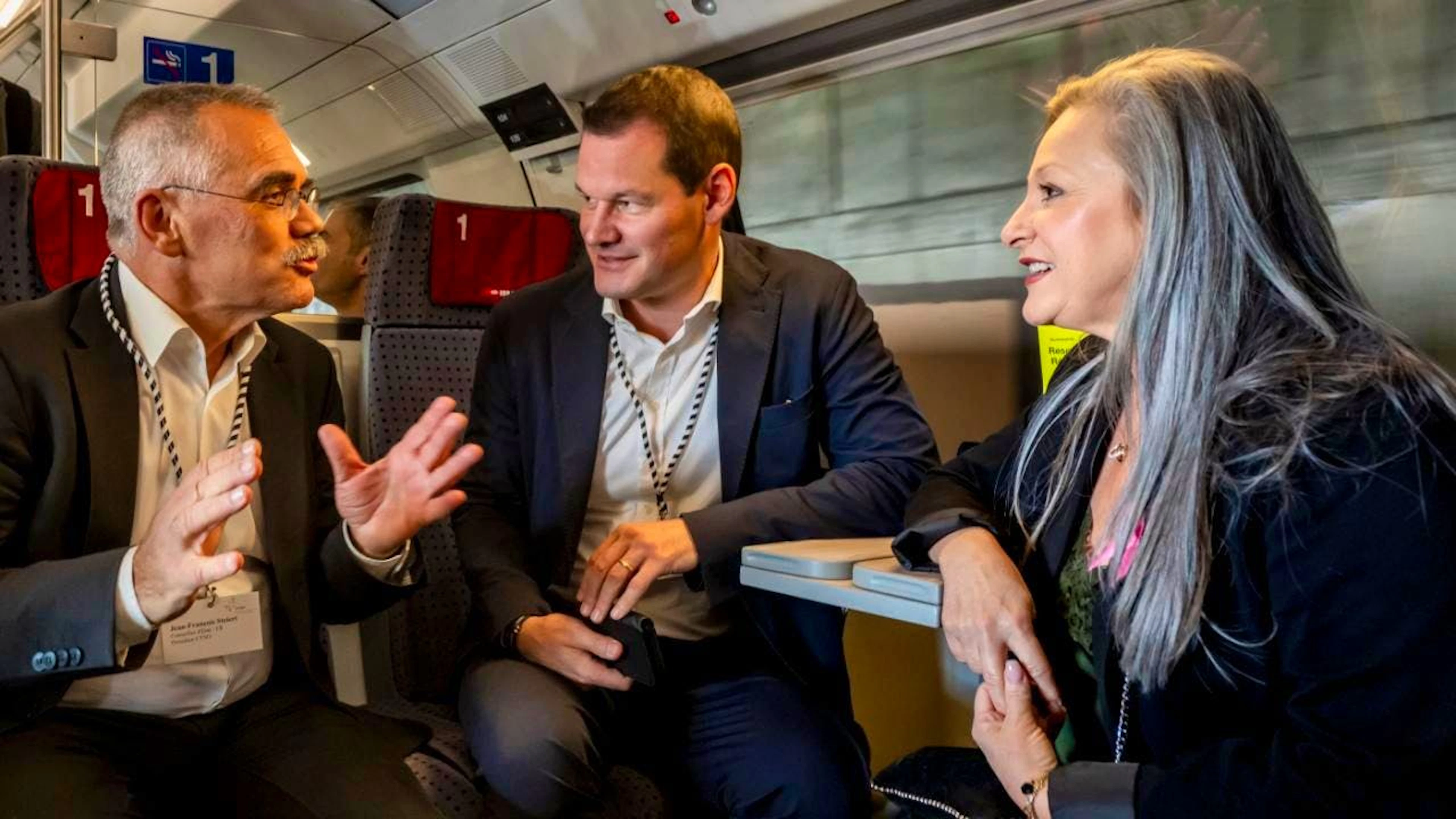 Les membres de la Conférence des transports de Suisse occidentale (de gauche à droite: Jean-François Steiert (FR), Pierre Maudet (GE) et Nurria Gorrite (VD)) ont pris le train depuis Genève pour se rendre à Berne jeudi.