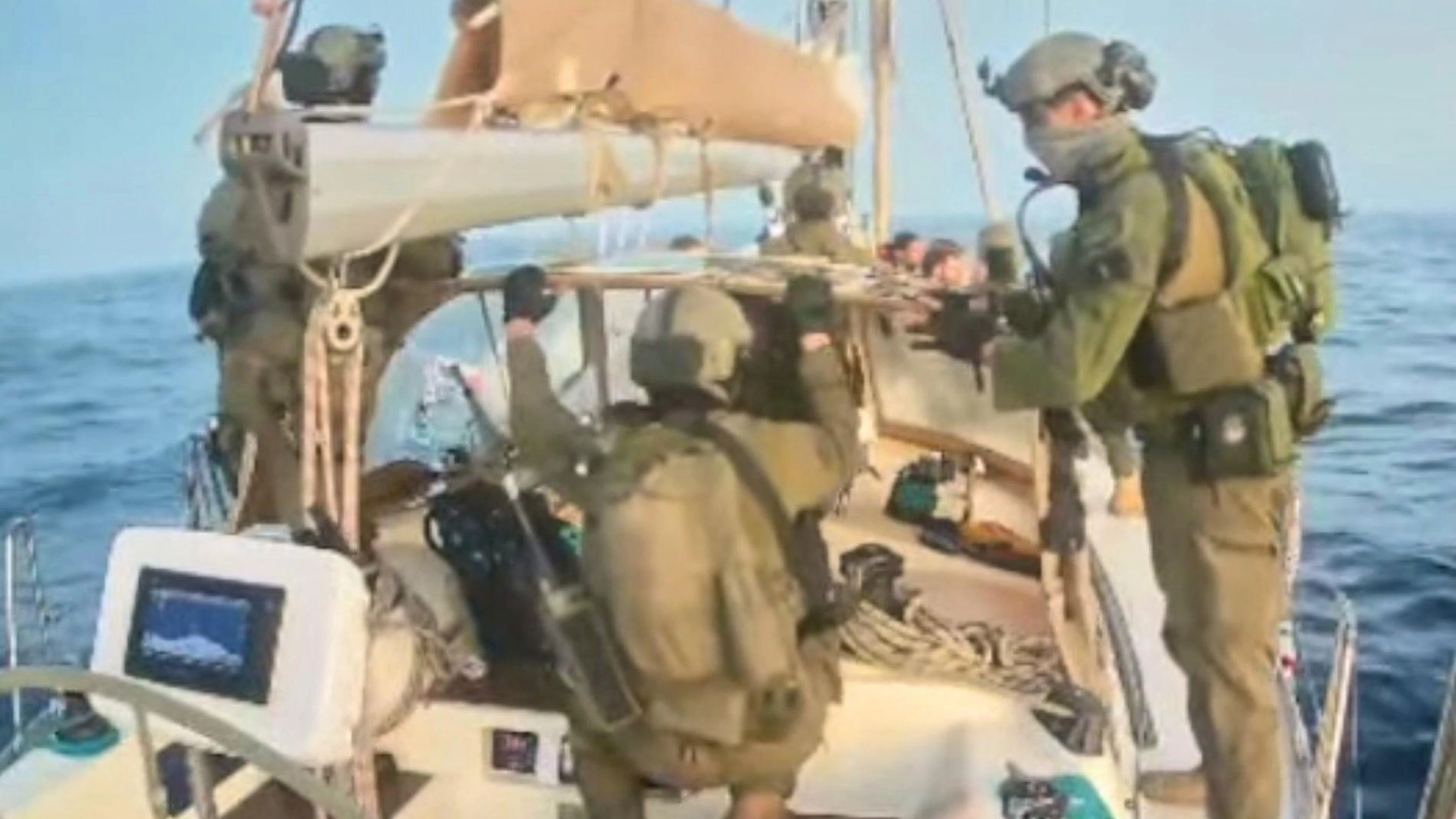 Questo fotogramma tratto dal video diffuso dalla Global Sumud Flotilla mostra i soldati della marina israeliana a bordo di una delle navi della flottiglia dopo che questa è stata intercettata mentre si avvicinava alla costa di Gaza nella mattinata di giovedì 2 ottobre 2025.