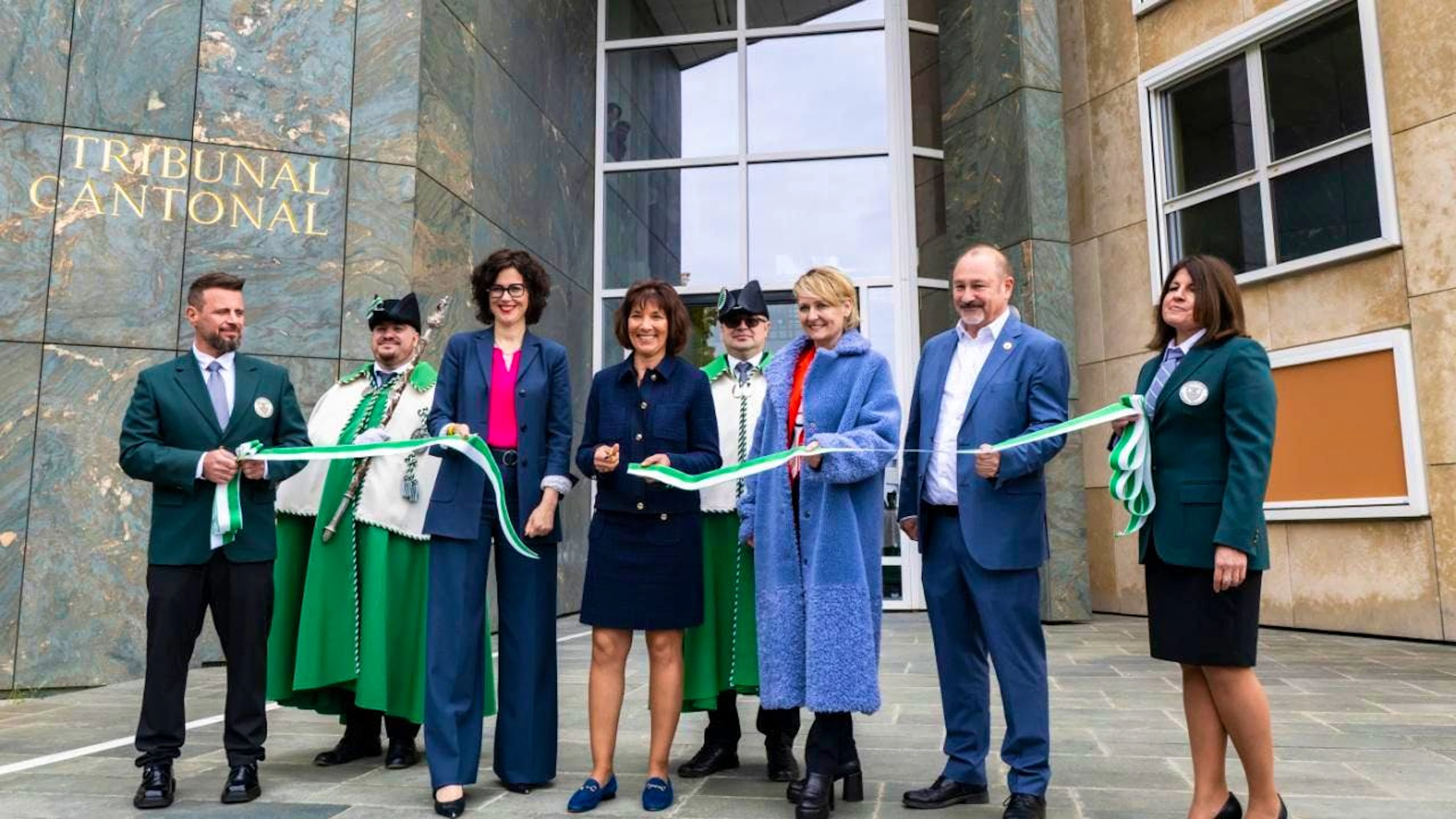De gauche à droite, devant, pour le couper du ruban: Christelle Luisier, présidente du Conseil d'Etat, Marie-Pierre Bernel, présidente du Tribunal cantonal, Isabelle Moret, conseillère d'Etat et Stéphane Montangero, président du Grand Conseil.