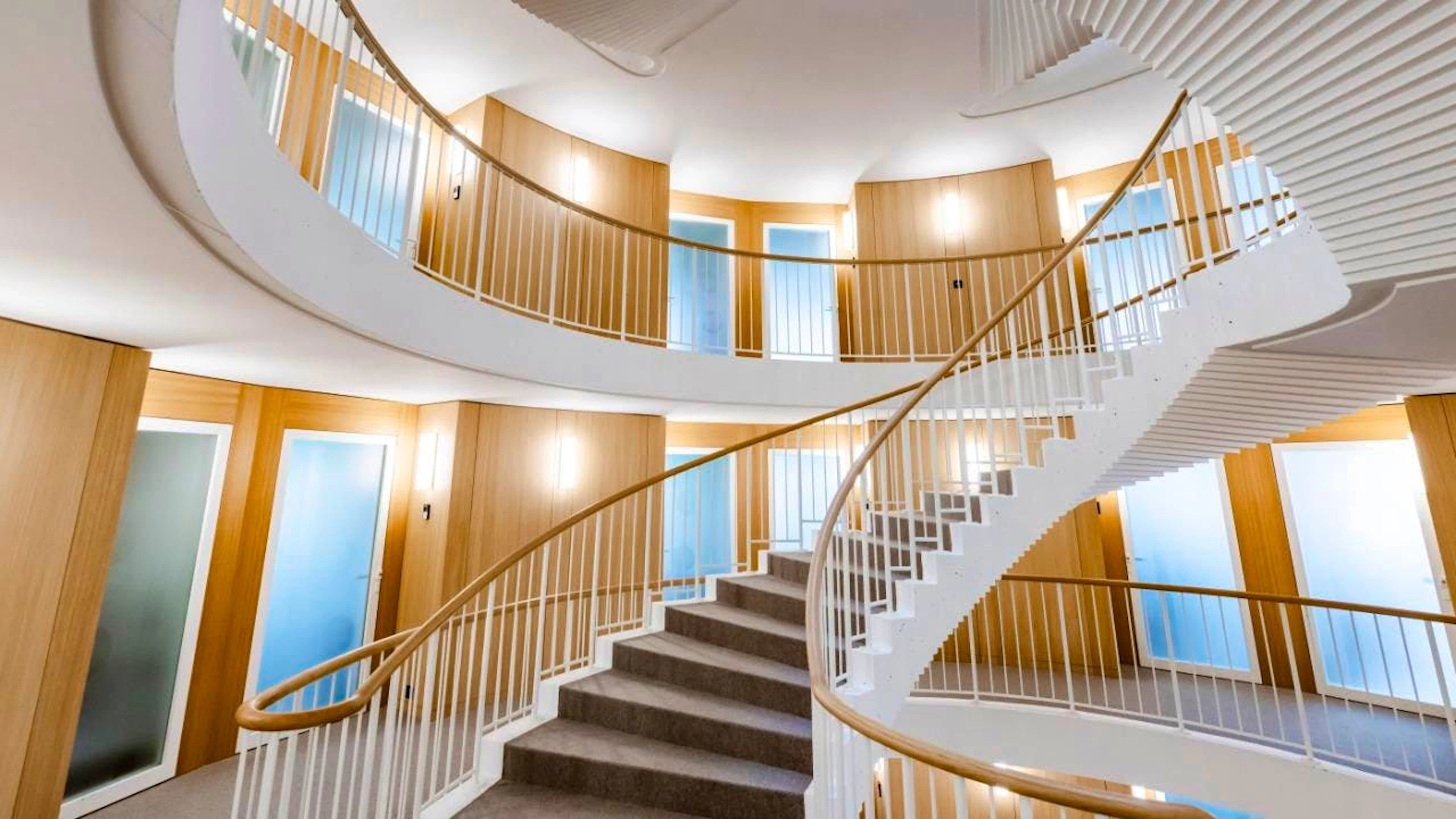 Une vue de l'escalier hélicoïdal dans la nouvelle partie du Tribunal cantonal vaudois.