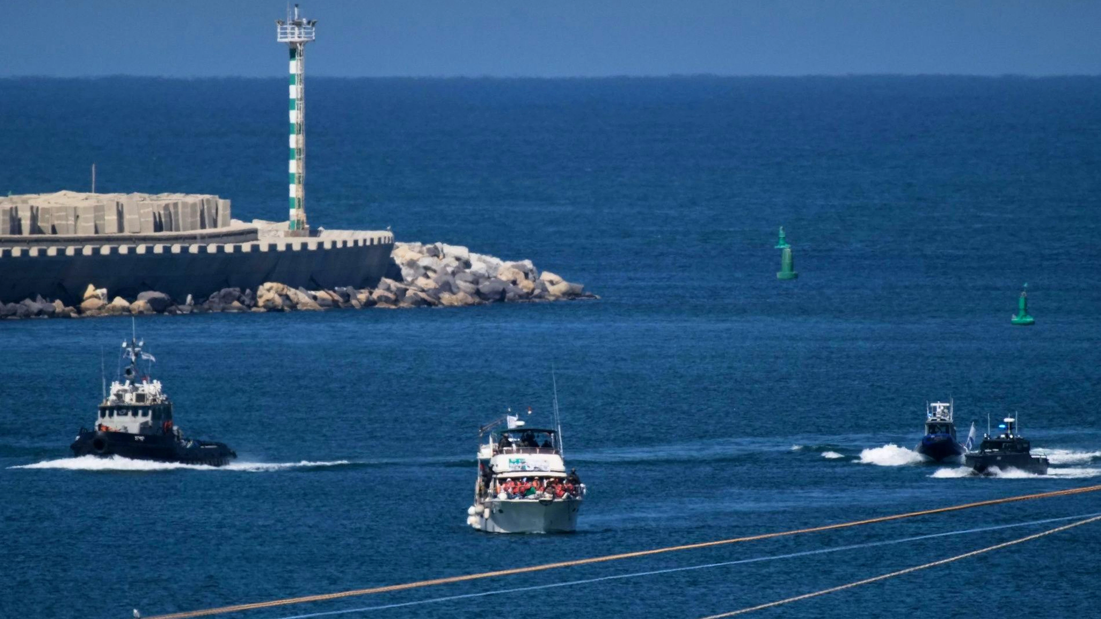 Des navires de la marine israélienne escortent l'un des bateaux de la flottille civile Sumud à destination de Gaza après l'avoir intercepté alors qu'il approchait de la côte gazaouie, en direction du port d'Ashdod, en Israël, le jeudi 2 octobre 2025. (AP Photo/Leo Correa)