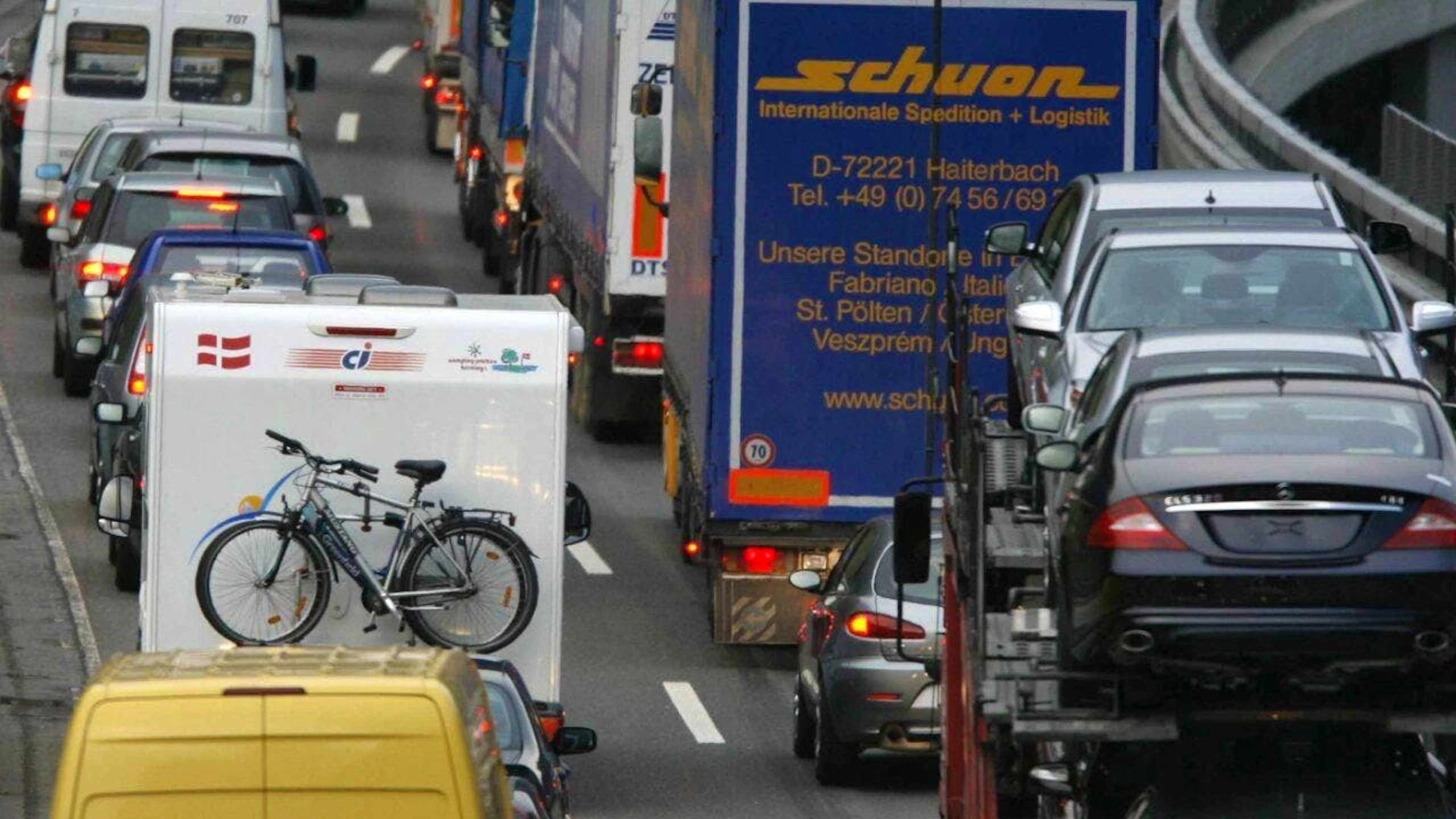 File interminable de camions sur l’asphalte européen: Antonio Rodriguez en fait la toile de fond de son road trip sur les traces de l’exil galicien. (photo prétexte)