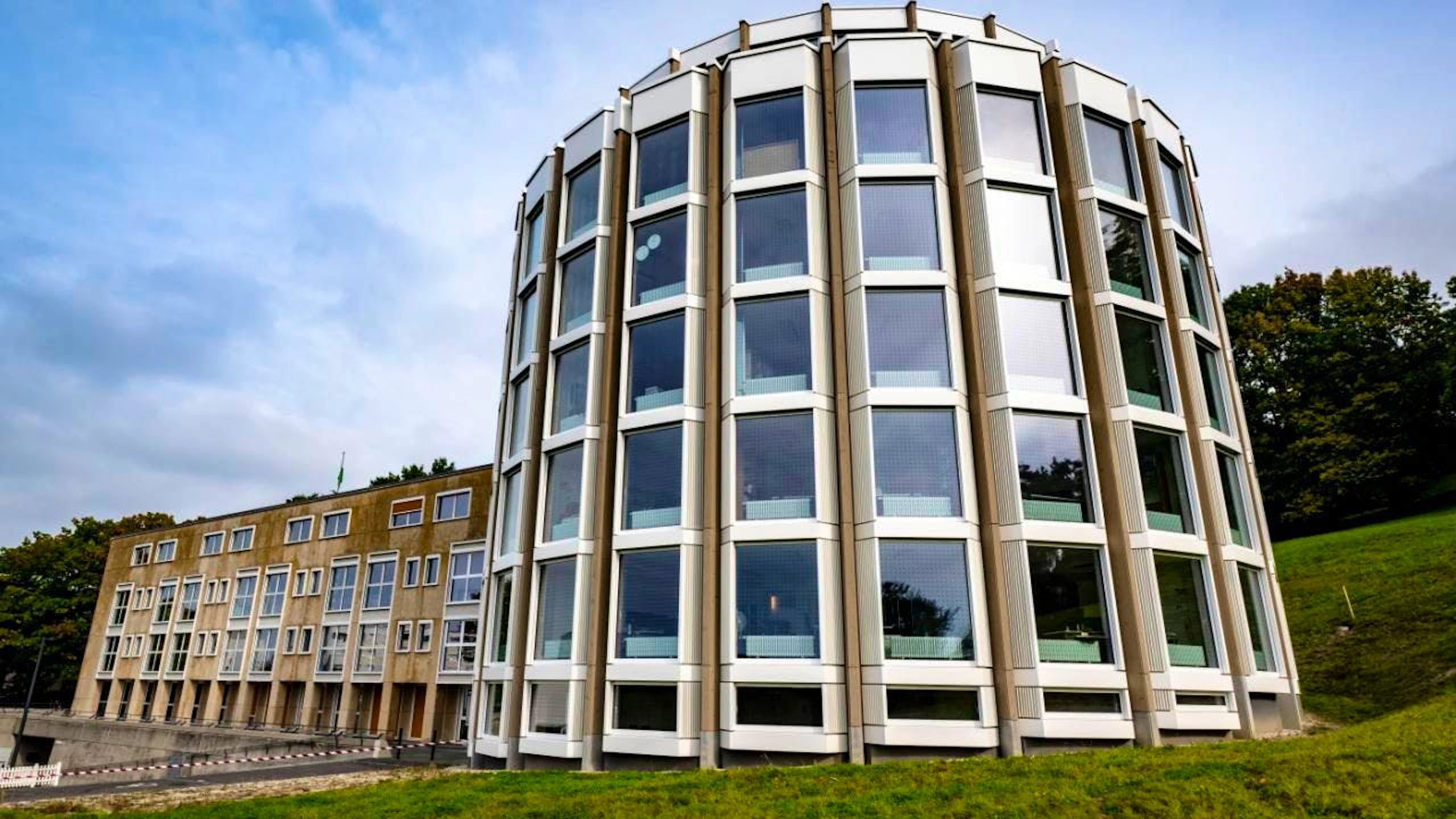 Tout à droite du bâtiment historique existant, c'est le nouvel édifice cylindrique qui devient désormais la partie emblématique des lieux, inspiré d'une ammonite.