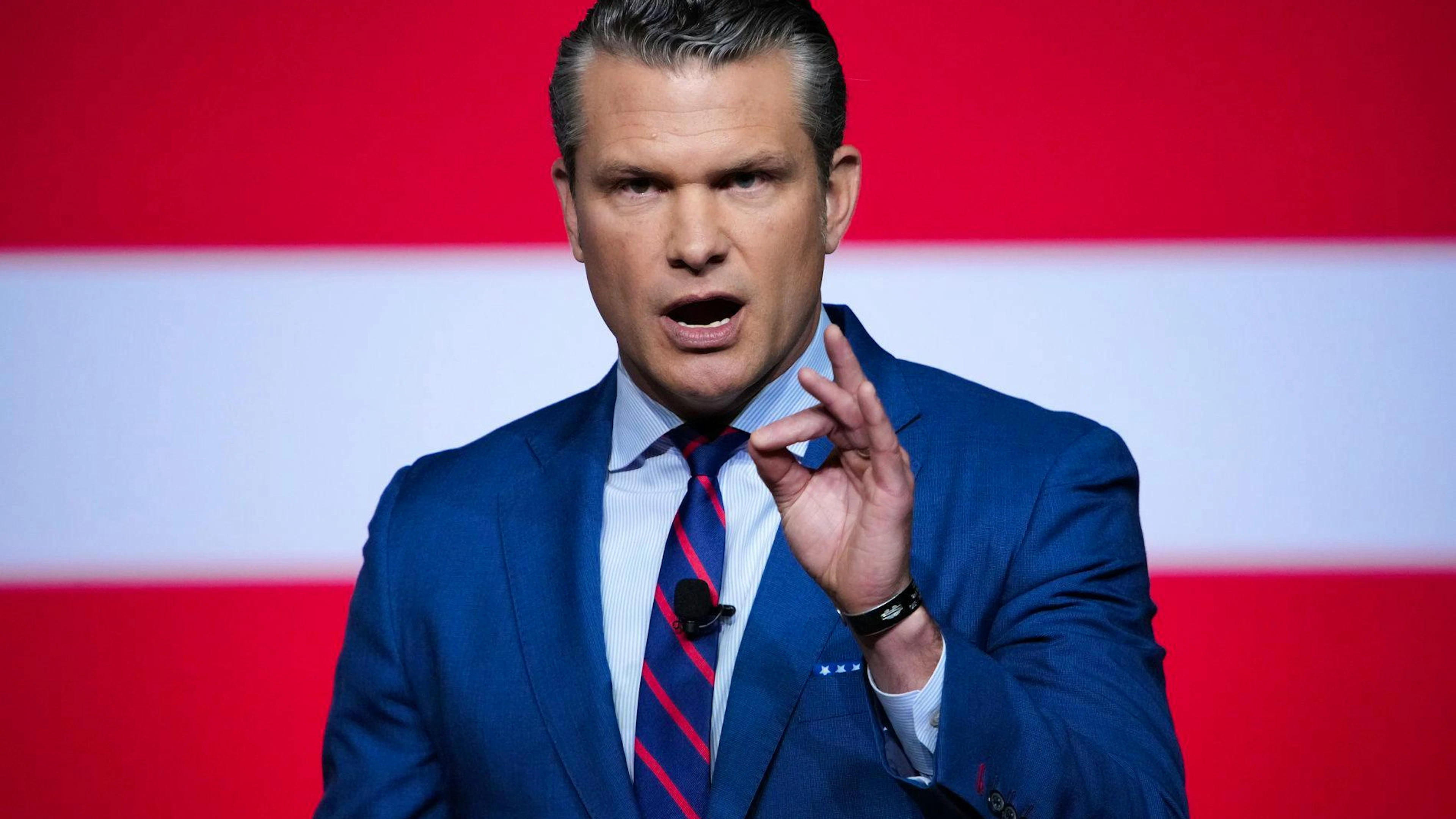 Le secrétaire à la Défense Pete Hegseth devant les hauts responsables militaires sur la base des Marines de Quantico, mardi 30 septembre 2025.