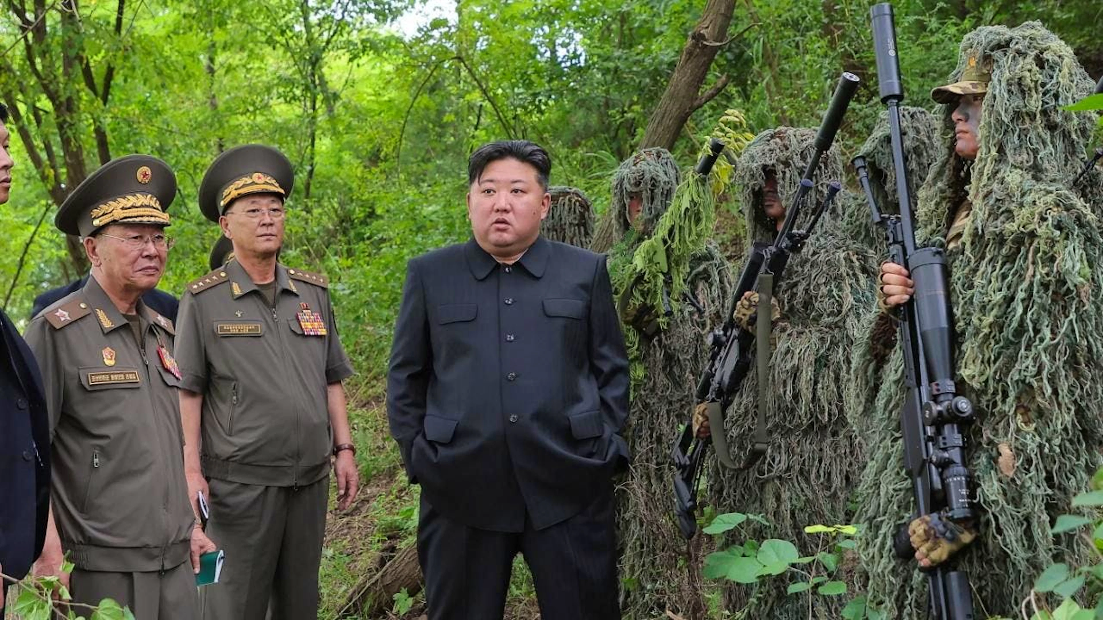 "L'ennemi [...] devra s'inquiéter de l'évolution de son environnement sécuritaire", a averti Kim Jong-un, au centre de l'image (archives).