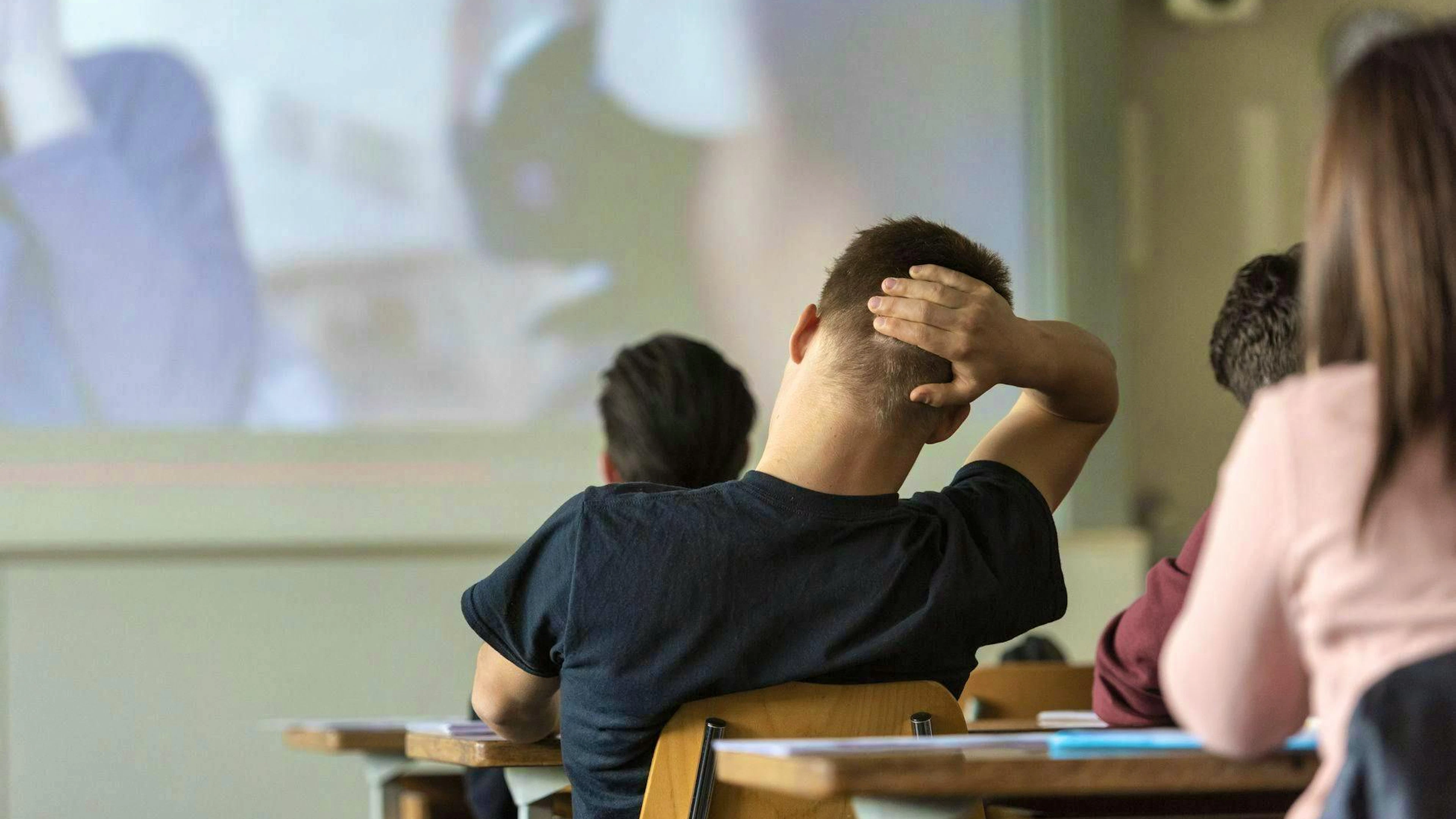 Early lessons bring modest learning success. Nevertheless, schools are finding it difficult to allow lessons to start later.