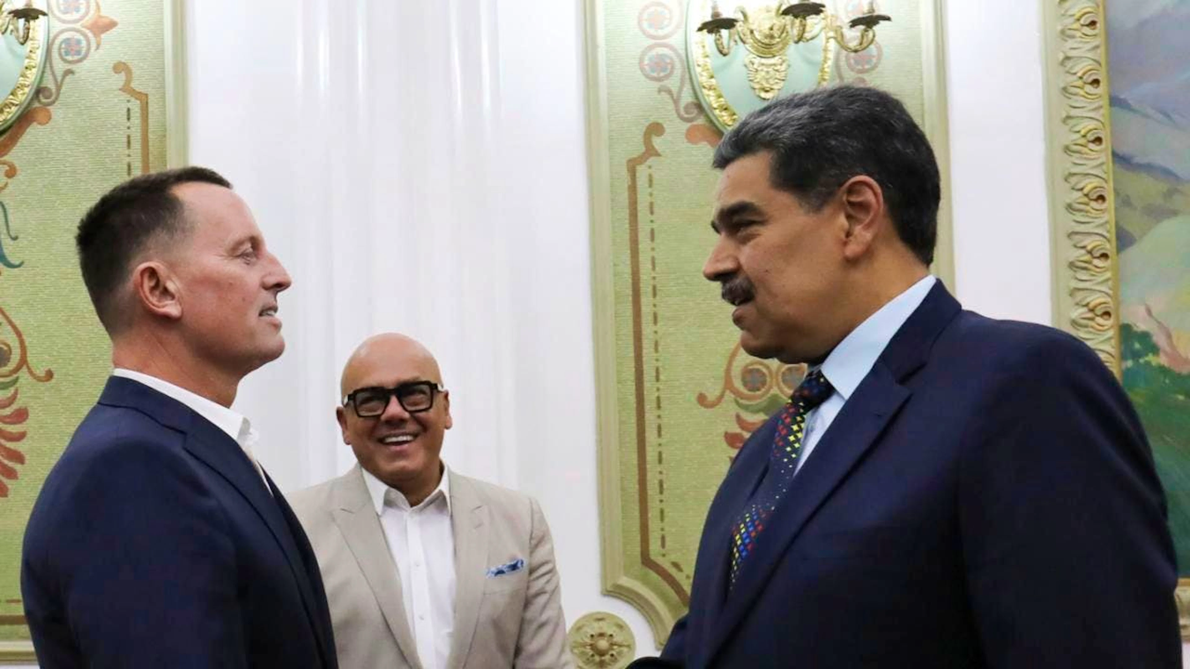 Il presidente americano Donald Trump ha ordinato al suo inviato speciale Richard Grenell - qui in una foto del gennaio scorso con il presidente Nicolás Maduro - di fermare ogni contatto con il governo venezuelano.