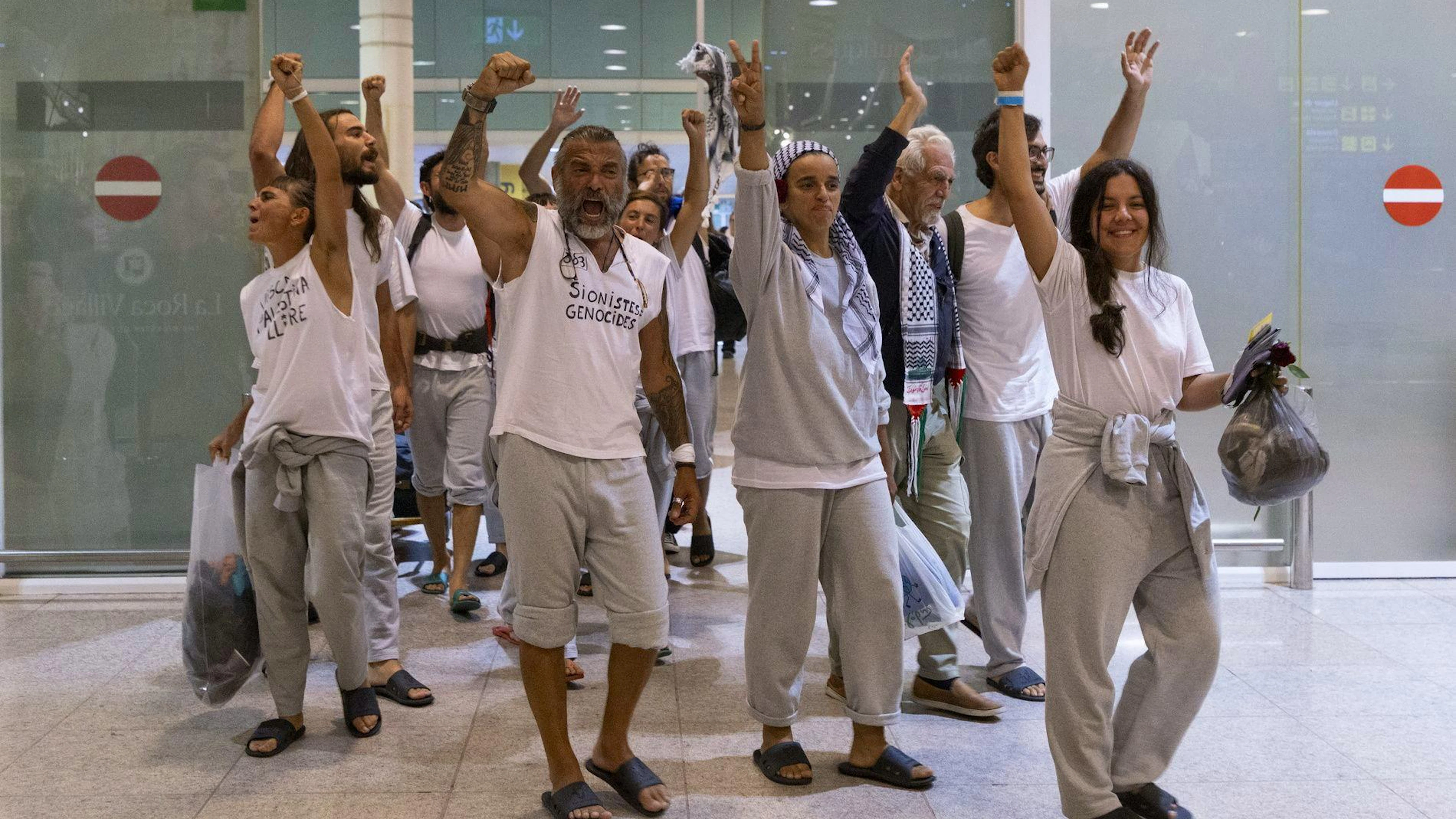 Des militants espagnols de la flottille Global Sumud détenus par les forces israéliennes arrivent à l'aéroport El Prat de Barcelone, en Espagne, le 6 octobre 2025. 49 militants espagnols ont été détenus par les forces israéliennes.