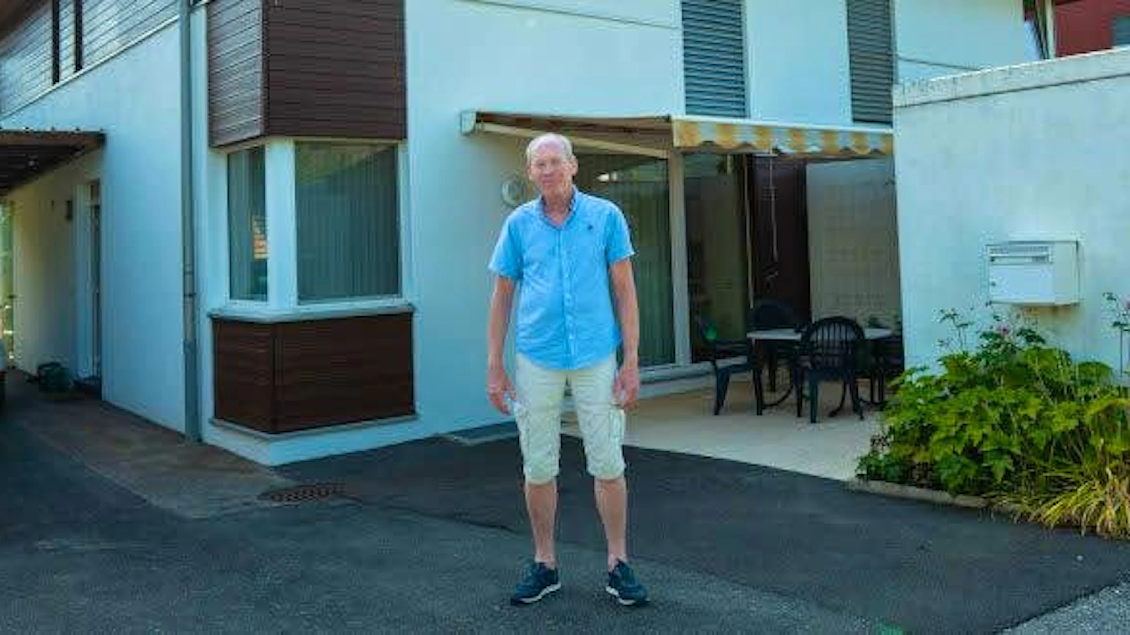 Christian Trachsel, proprietario di una casa a schiera costruita nel 2003 a Marin, davanti al suo domicilio sul lago di Neuchâtel.