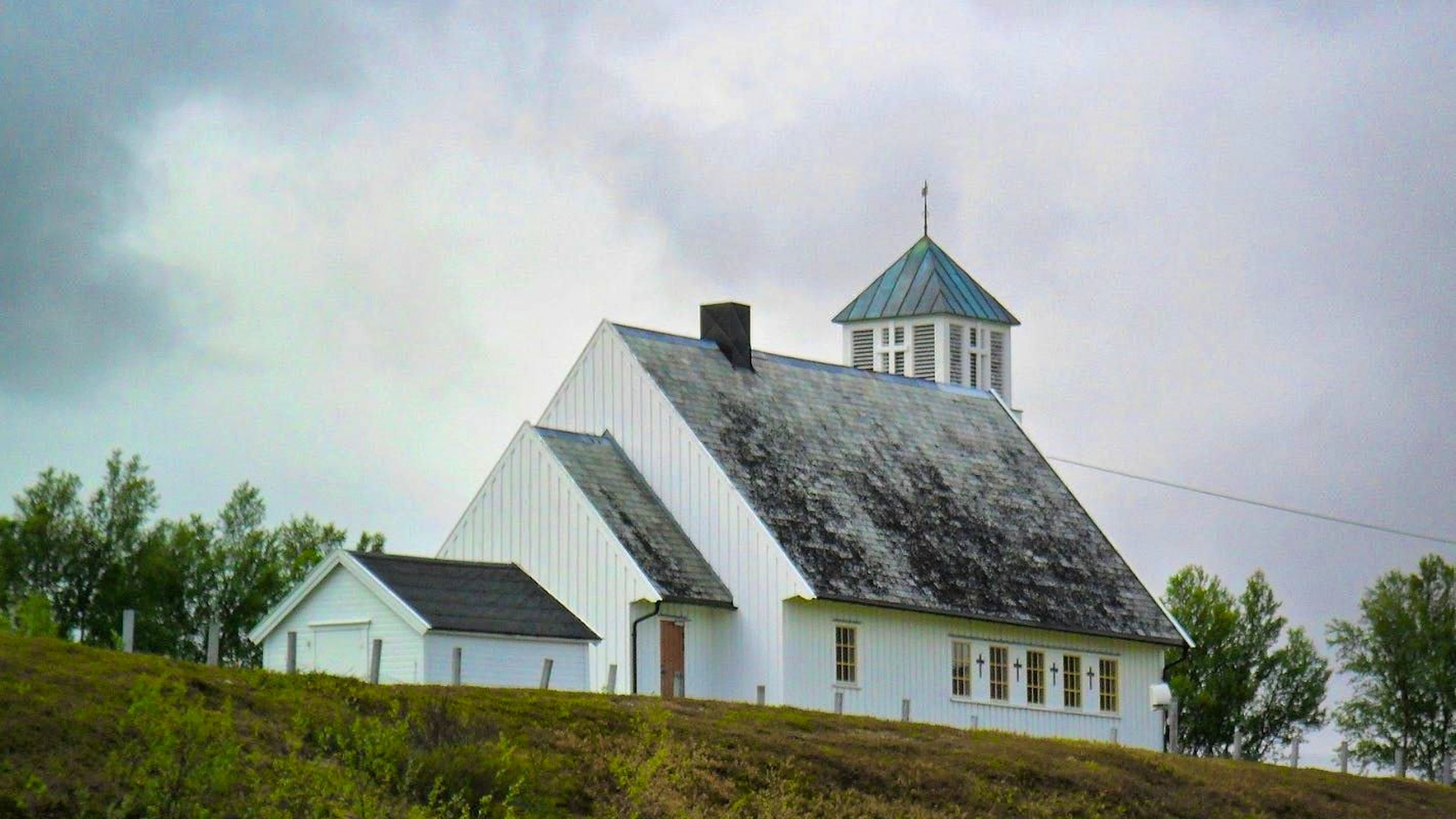 The church is a landmark in Kokelv. 