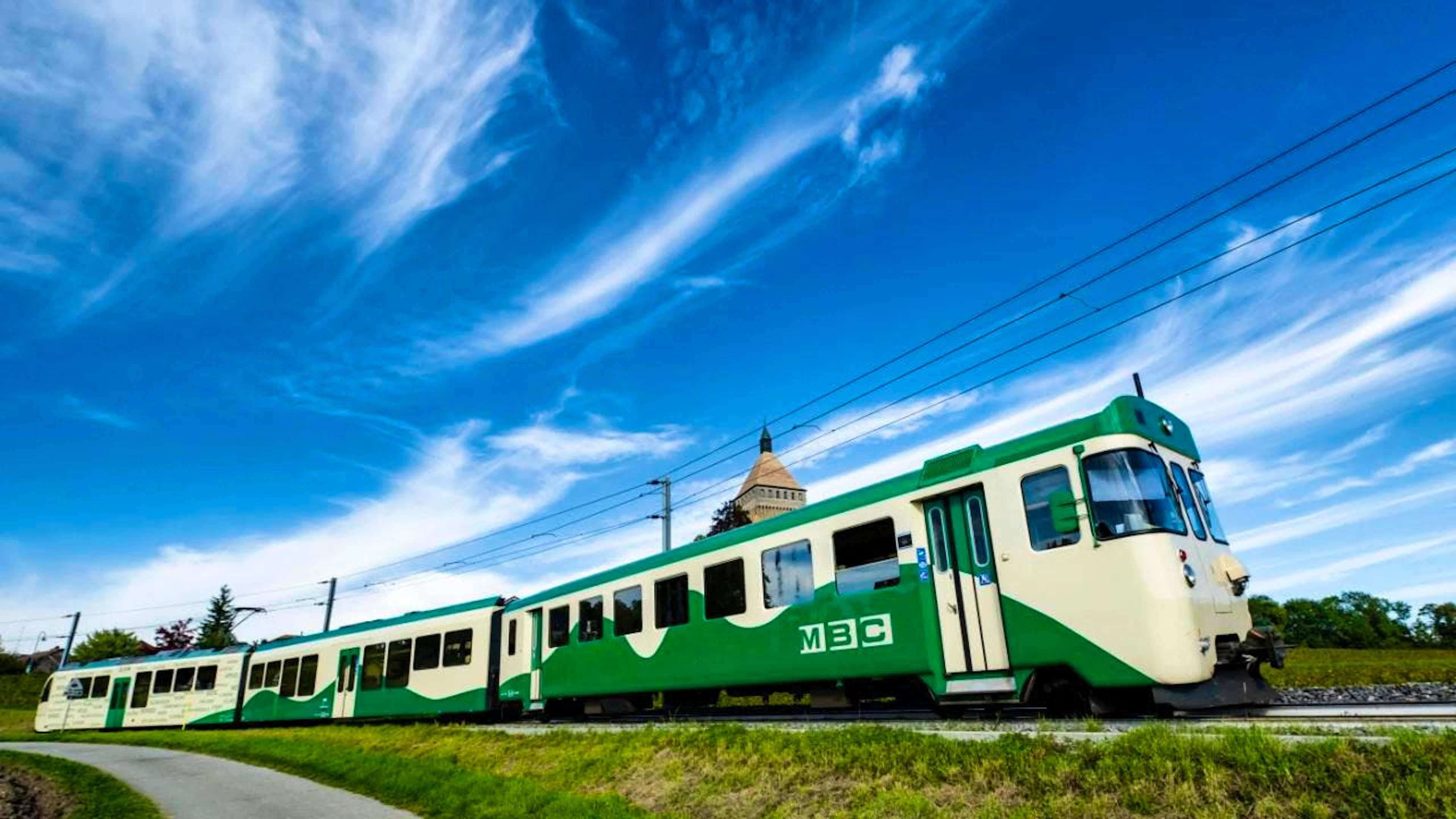 Un train de la compagnie des Transports de la région Morges-Bière-Cossonay (MBC) circulant sur la ligne Bière-Apples-Morges (BAM) à Vufflens-le-Château.