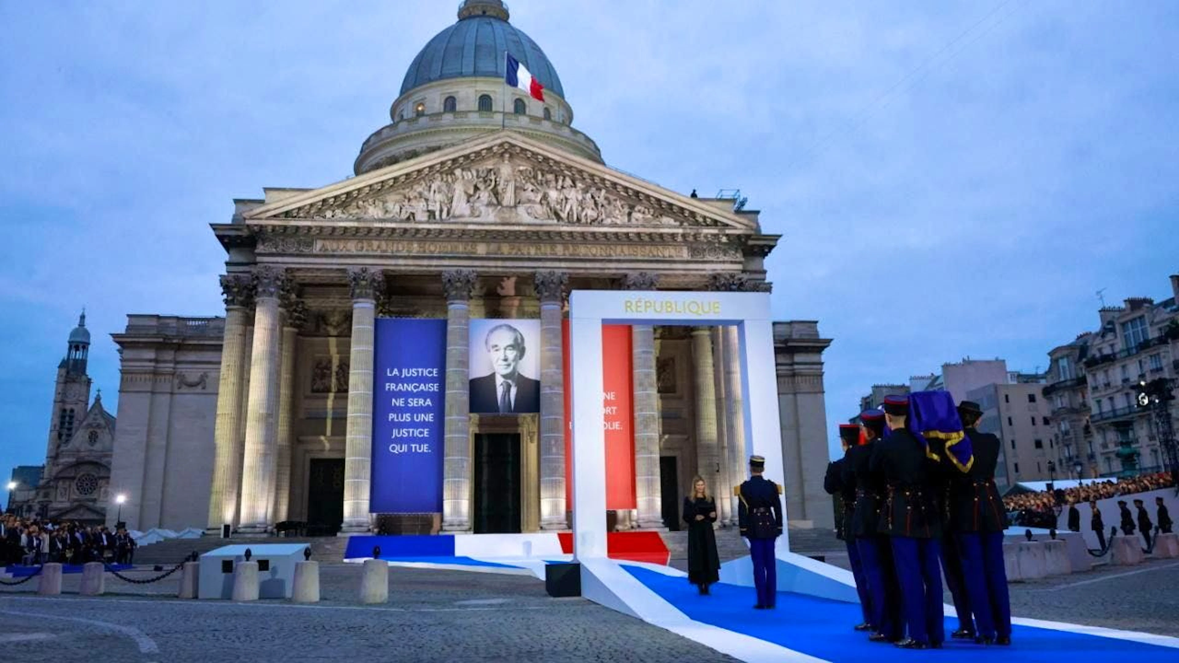 "Robert Badinter entre au Panthéon avec les Lumières et l'esprit de 1789", "avec les principes de l'Etat de droit", a déclaré Emmanuel Macron dans son discours.
