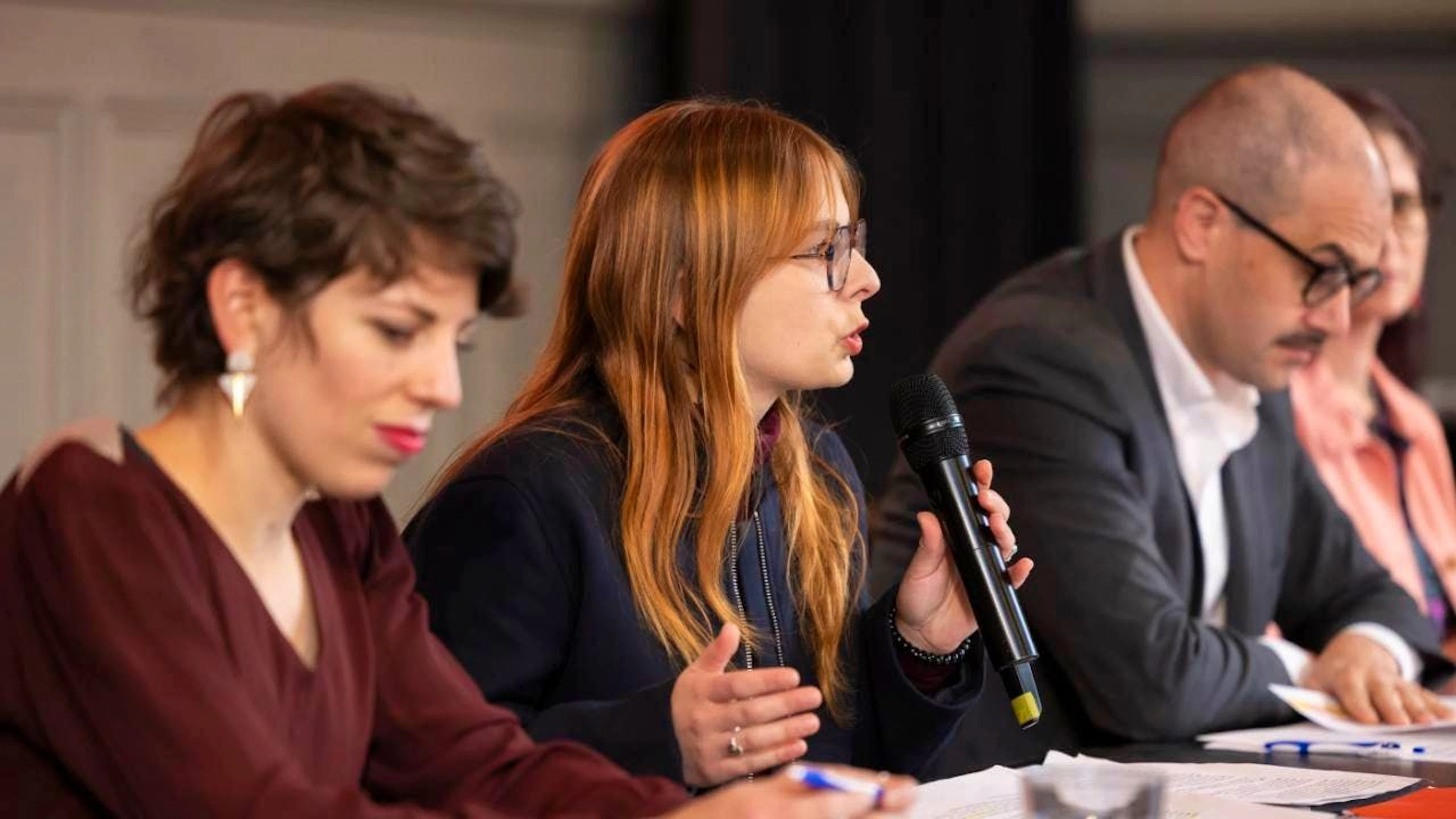 La presidente della GISO Mirjam Hostetmann parla durante la conferenza stampa odierna. Alla sua sinistra David Roth (vicepresidente e consigliere nazionale del PS) e alla sua destra Lisa Mazzone (presidente Verdi Svizzera).