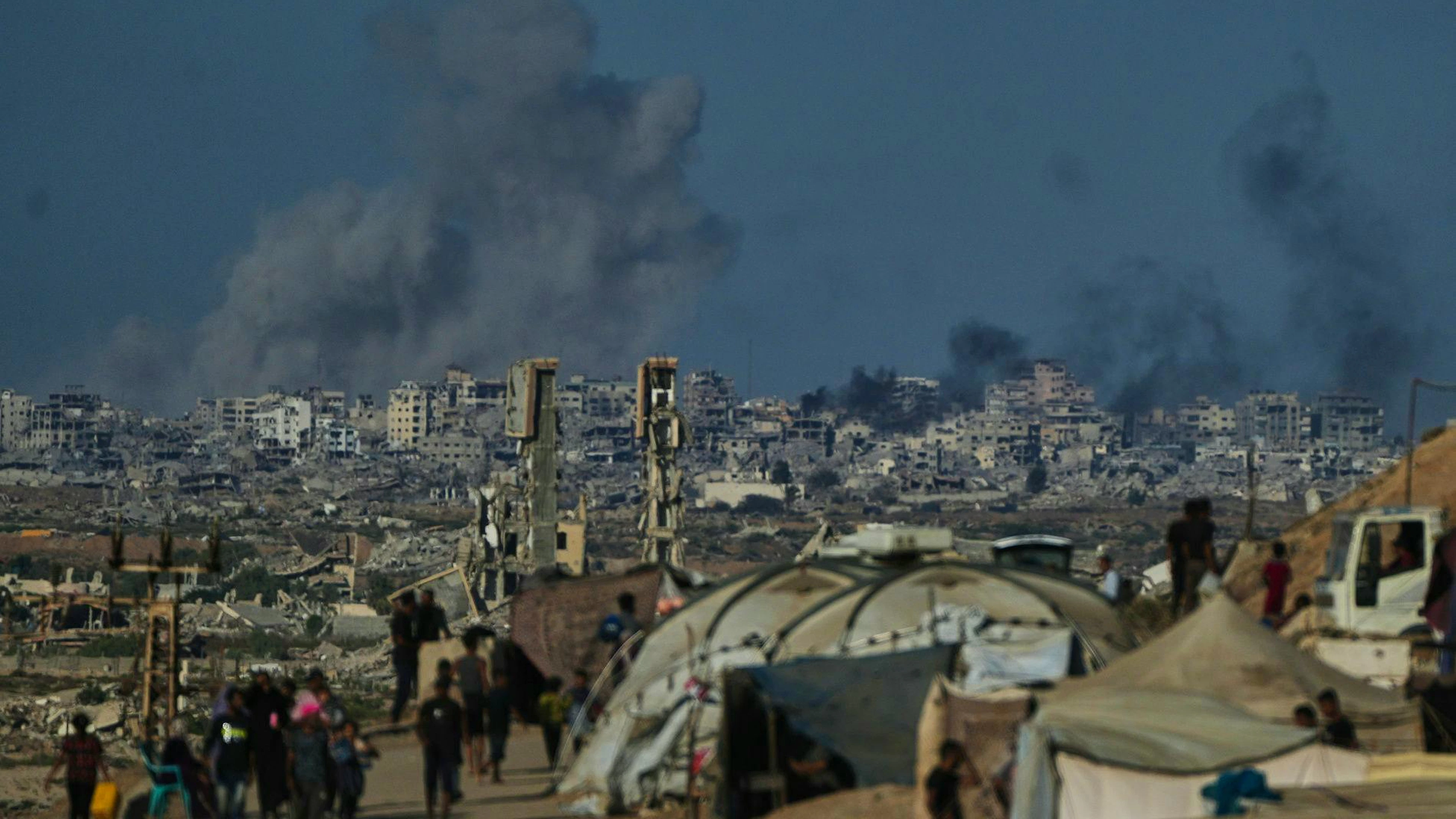 De la fumée s'élève à la suite d'une frappe militaire israélienne dans la ville de Gaza, vue depuis le centre de la bande de Gaza, mercredi 8 octobre 2025. (AP Photo/Abdel Kareem Hana)