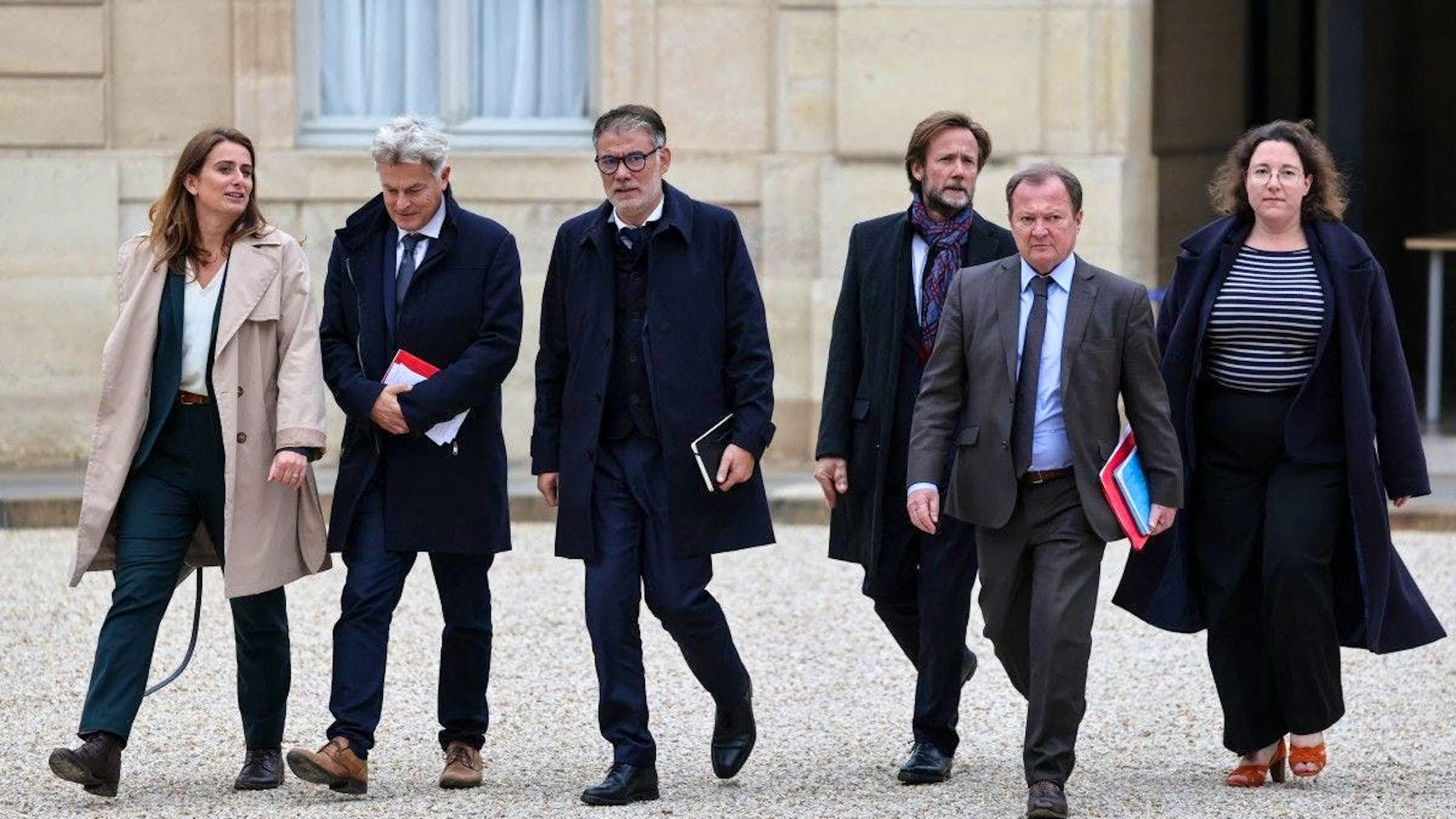 Les représentants des principaux partis de gauche devant l’Élysée, avant leur réunion avec Emmanuel Macron.