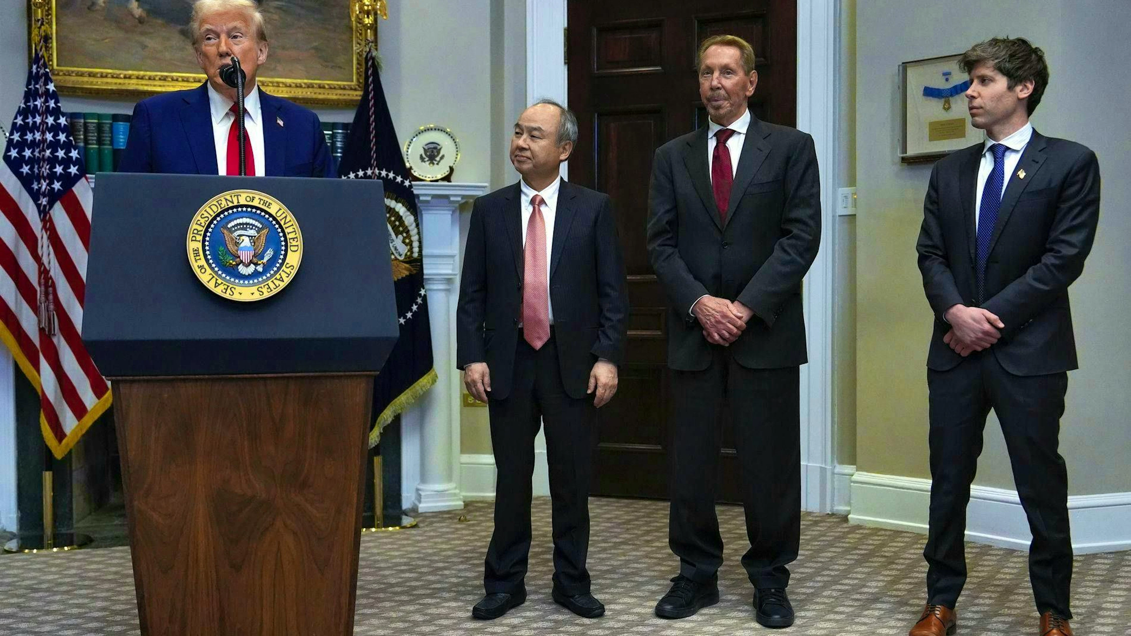 Le président américain Donald Trump avec le PDG de SoftBank Masayoshi Son, Larry Ellison, et le PDG d'OpenAI Sam Altman (de gauche à droite) en janvier 2025 à la Maison Blanche.