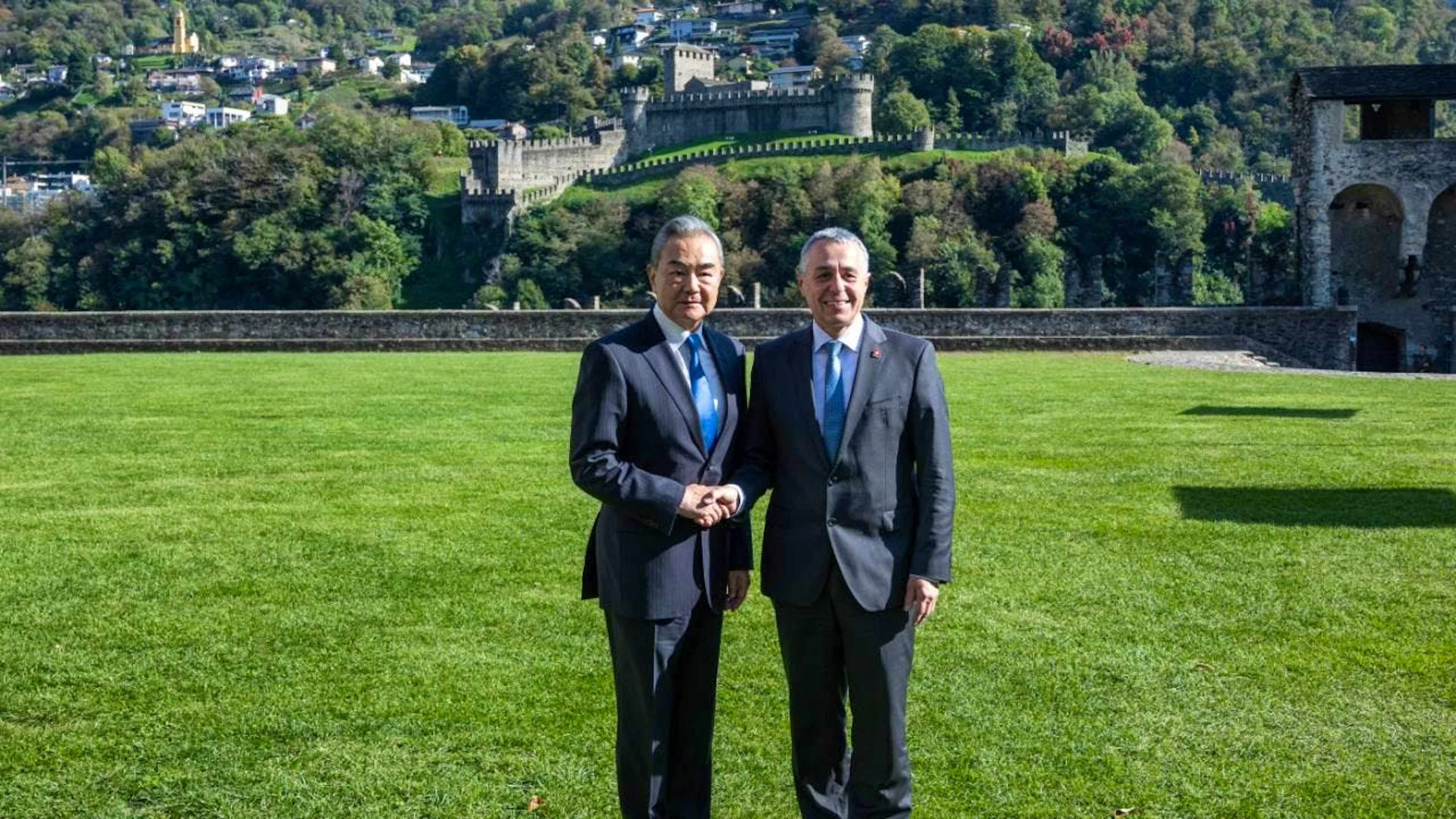 Il ministro degli esteri cinese Wang Yi assieme a Ignazio Cassis oggi durante la visita a Castelgrande, a Bellinzona.