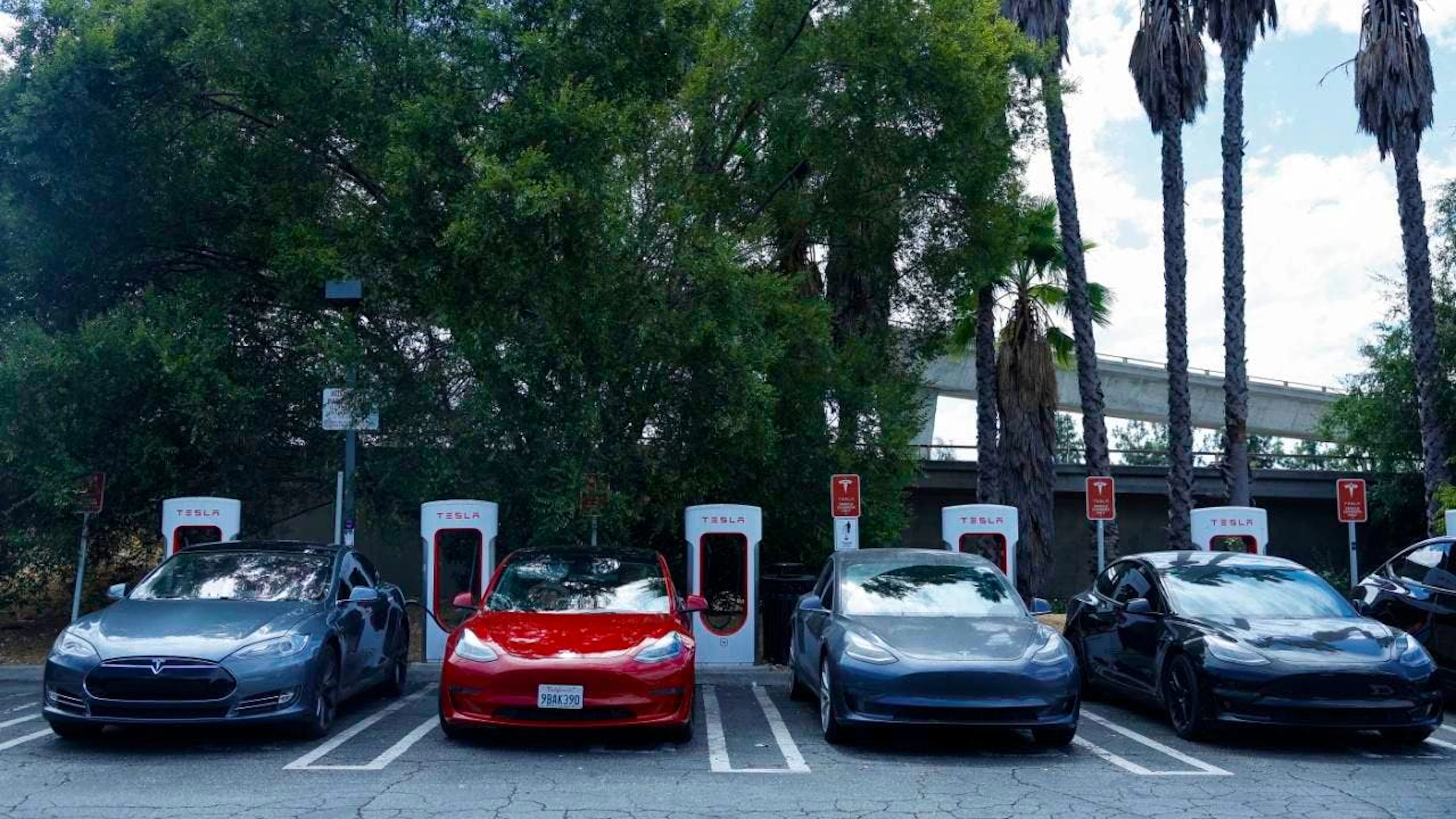 L'option de conduite autonome (FSD) de Tesla, équipant plusieurs millions de véhicules, serait impliquée dans des infractions au code de la route. (archive)