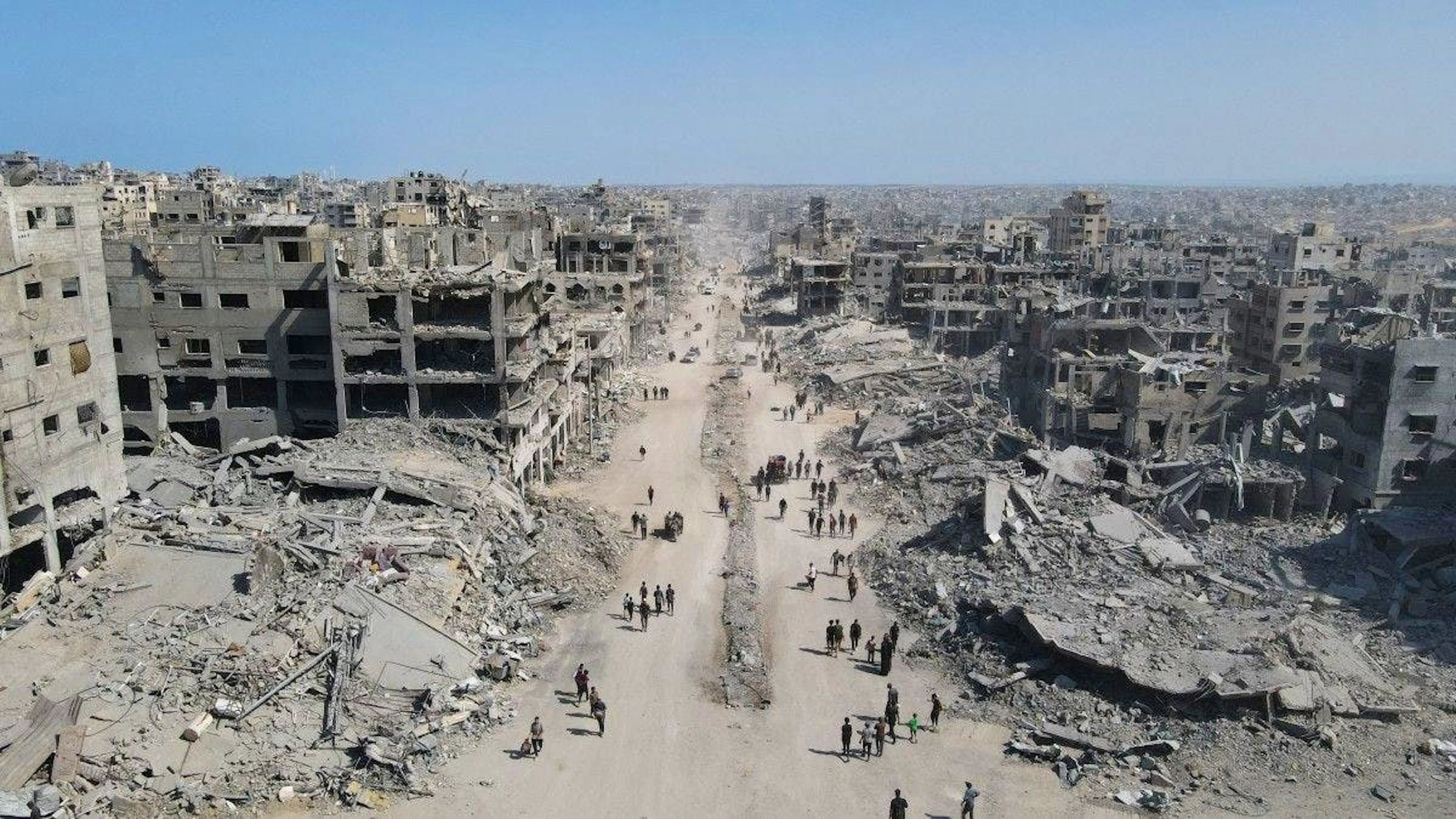 Alors que les négociations se poursuivent, les Palestiniens ont commencé, dès l’entrée en vigueur du cessez-le-feu, à retourner dans Gaza-ville dévastée.