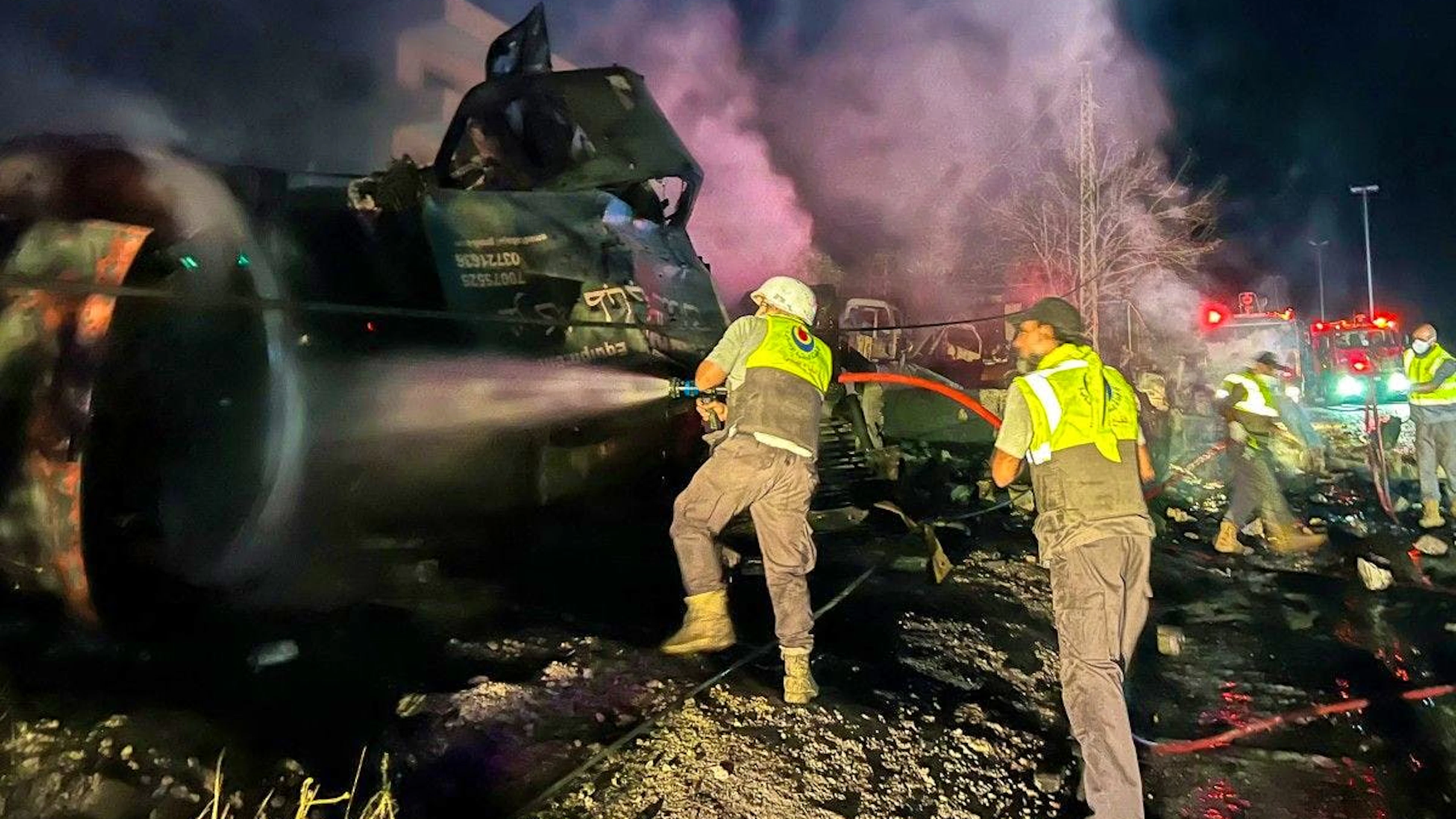 L'agence de presse officielle libanaise Ani a indiqué que des avions de combat israéliens avaient mené 10 raids visant des parcs de bulldozers et d'excavatrices.