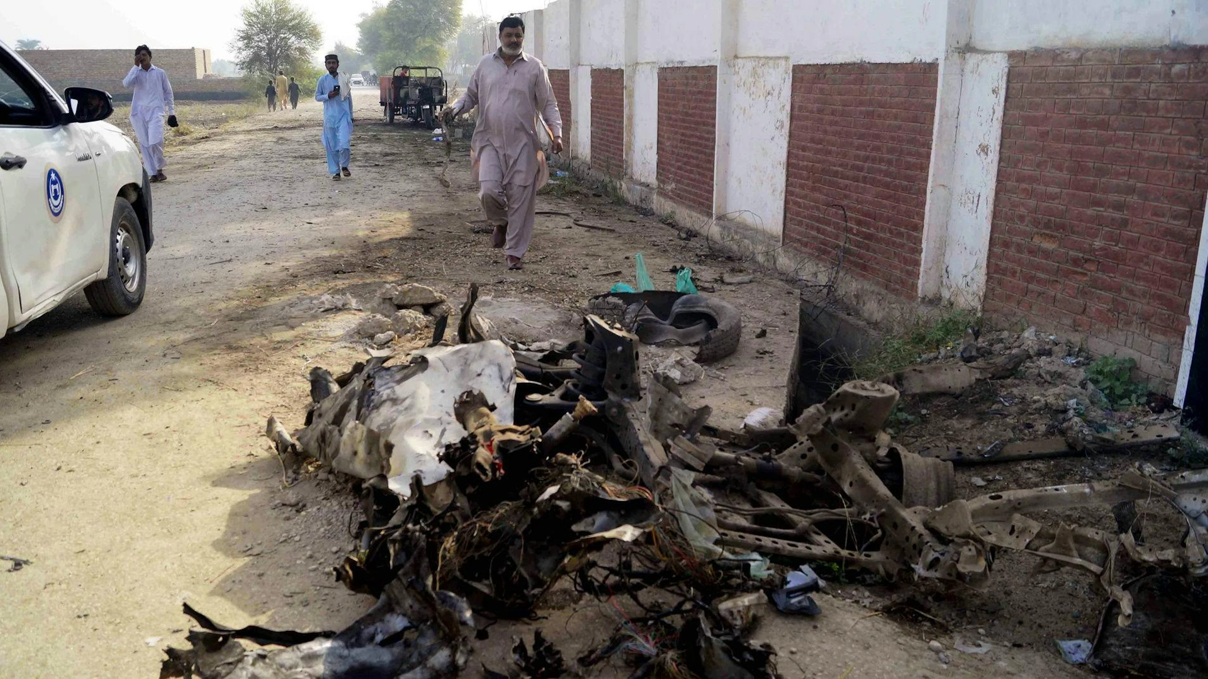 Des dégâts après l’attaque contre un poste de police à Dera Ismail Khan, le 11 octobre 2025.