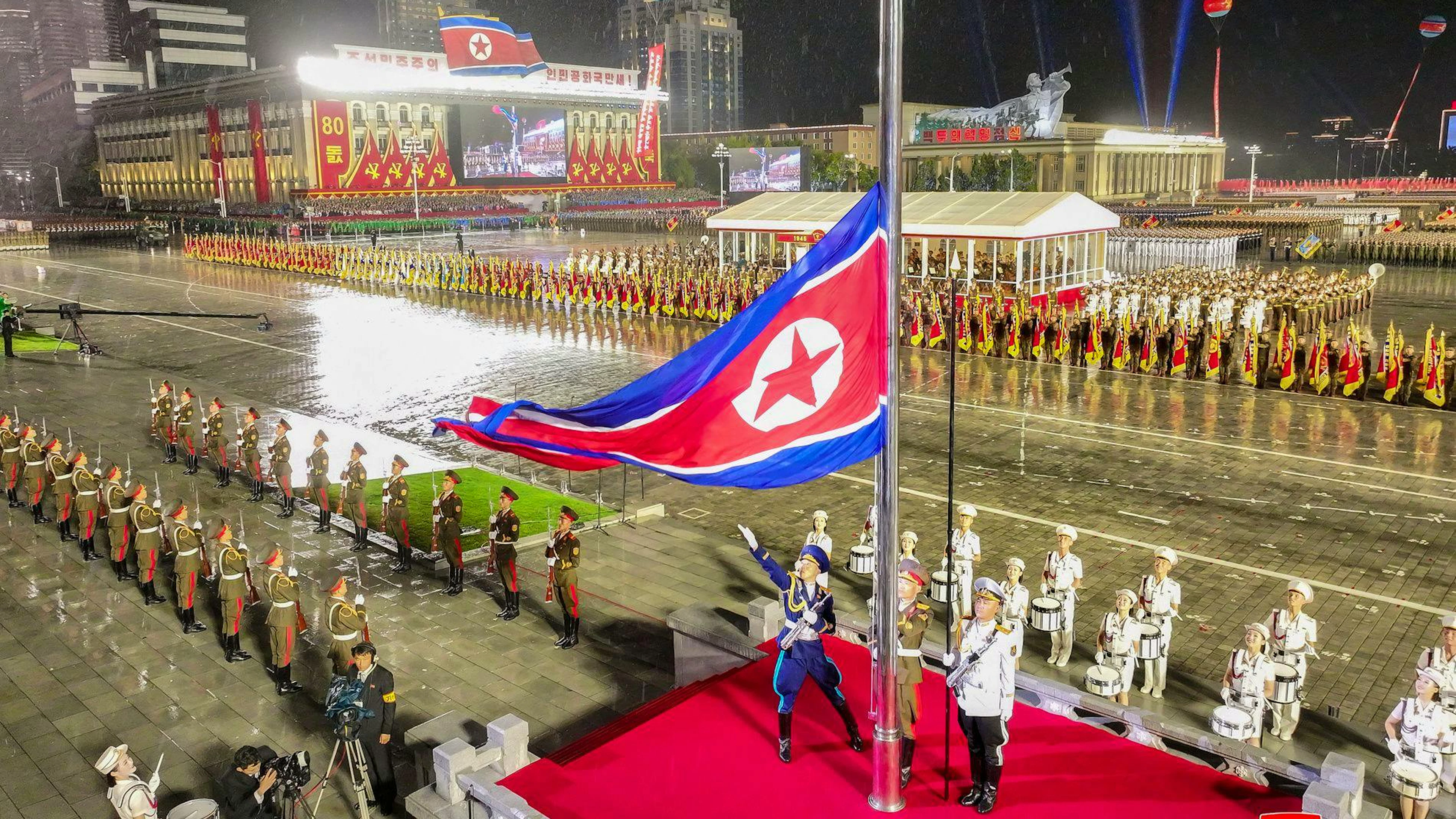 L'«invincible» armée nord-coréenne «a toujours redoublé d'efforts pour aider notre parti à surmonter les difficultés et à hâter l'avènement d'un avenir radieux», a dit dans son discours le dirigeant Kim Jong Un.