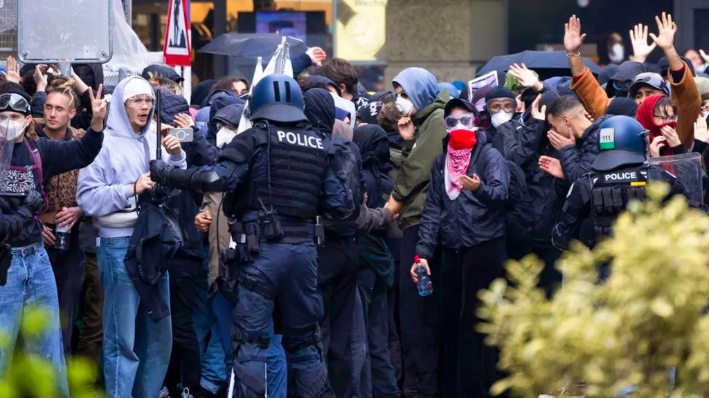 Scontri a manifestazione pro-Palestina a Berna, 18 i poliziotti feriti