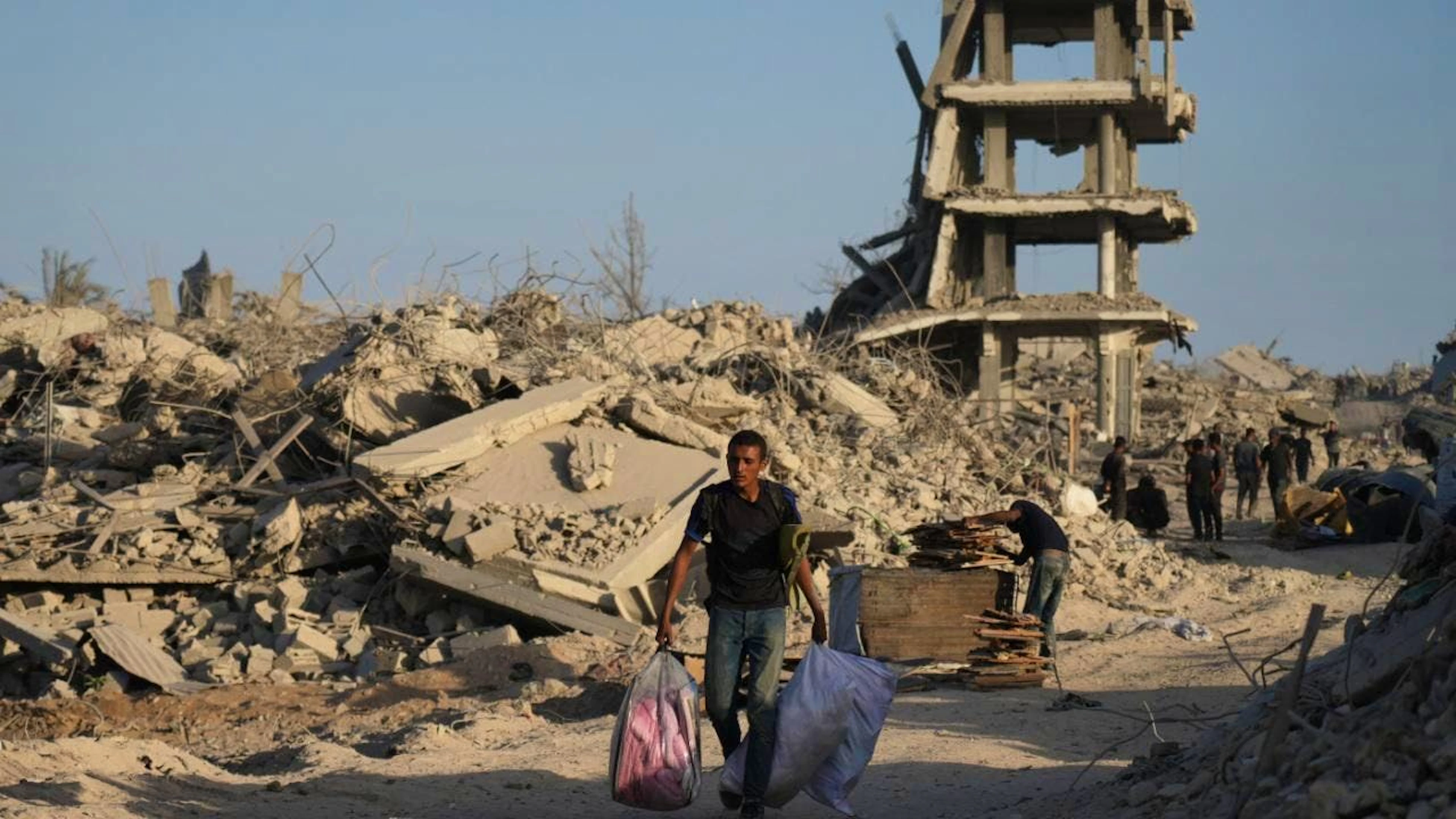 Continua il ritorno dei civili palestinesi alla città di Gaza City distrutta da due anni di bombardamenti. (Immagine d'archivio di ieri)