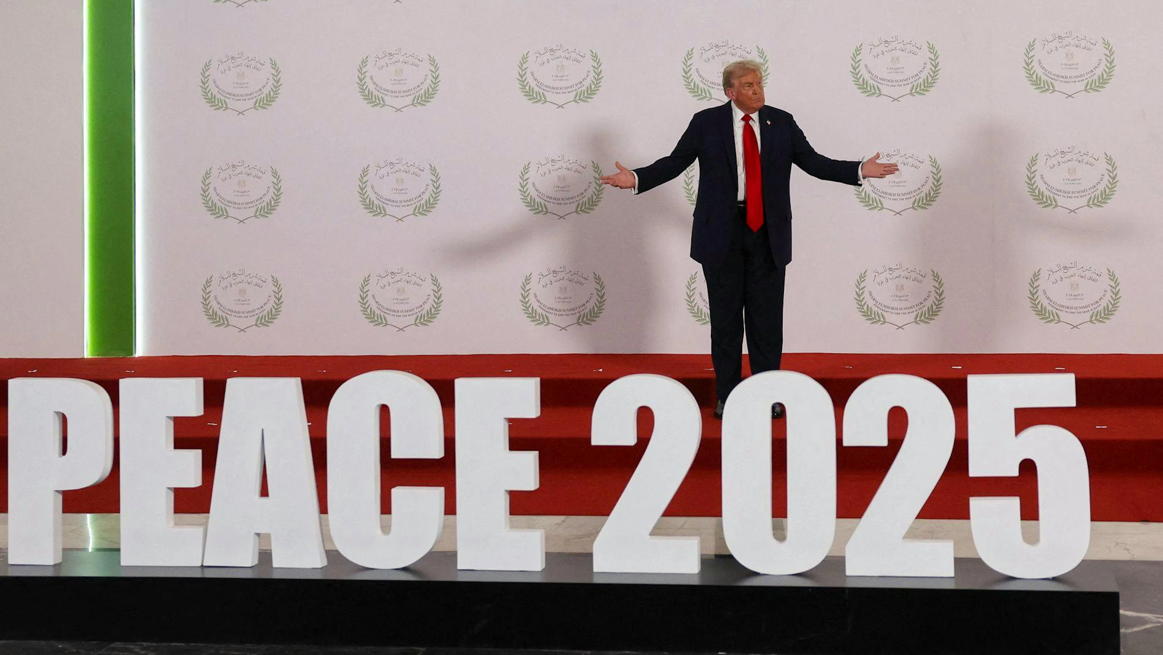 L'un après l'autre, les chefs d’Etat se sont avancés sur le tapis rouge pour serrer la main d'un Donald Trump rayonnant, devant un gigantesque panneau «PEACE 2025».