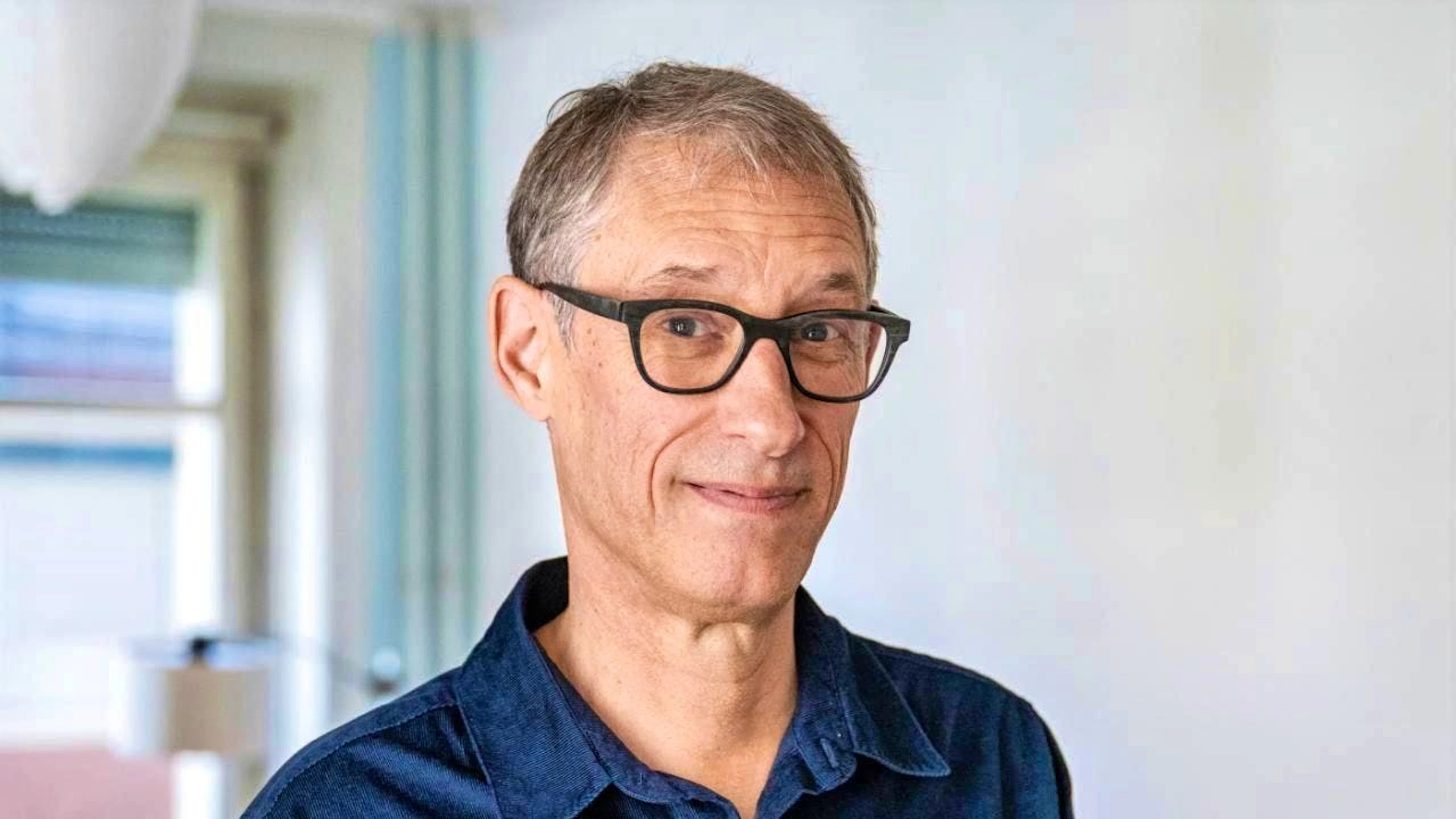 Markus Schönholzer wins the Salzburger Stier 2026 for Switzerland. The singer-songwriter and composer receives the cabaret prize for his songs, which are touching without being sentimental.