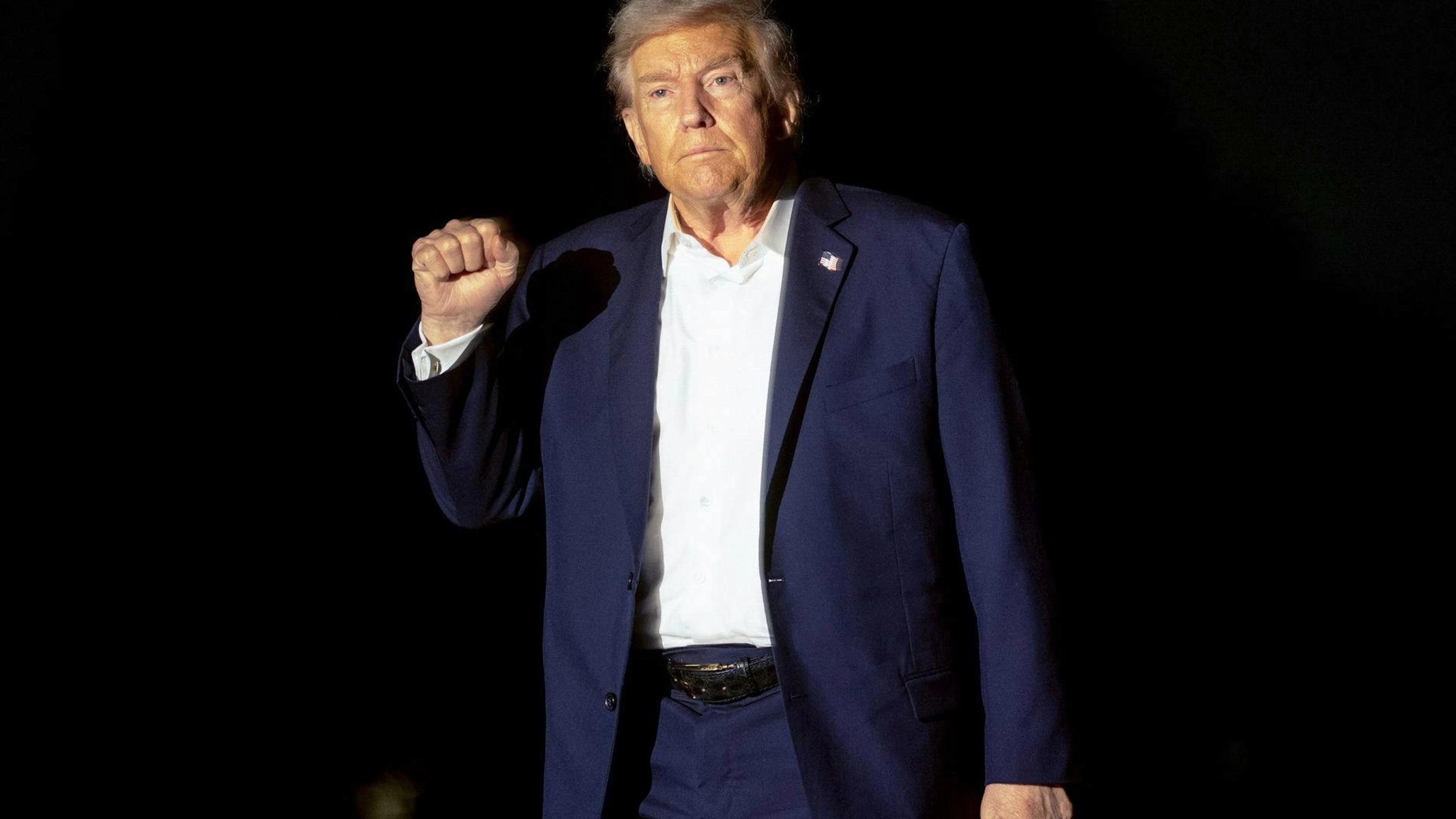 Donald Trump torna a casa da vincitore nel cuore della notte.
