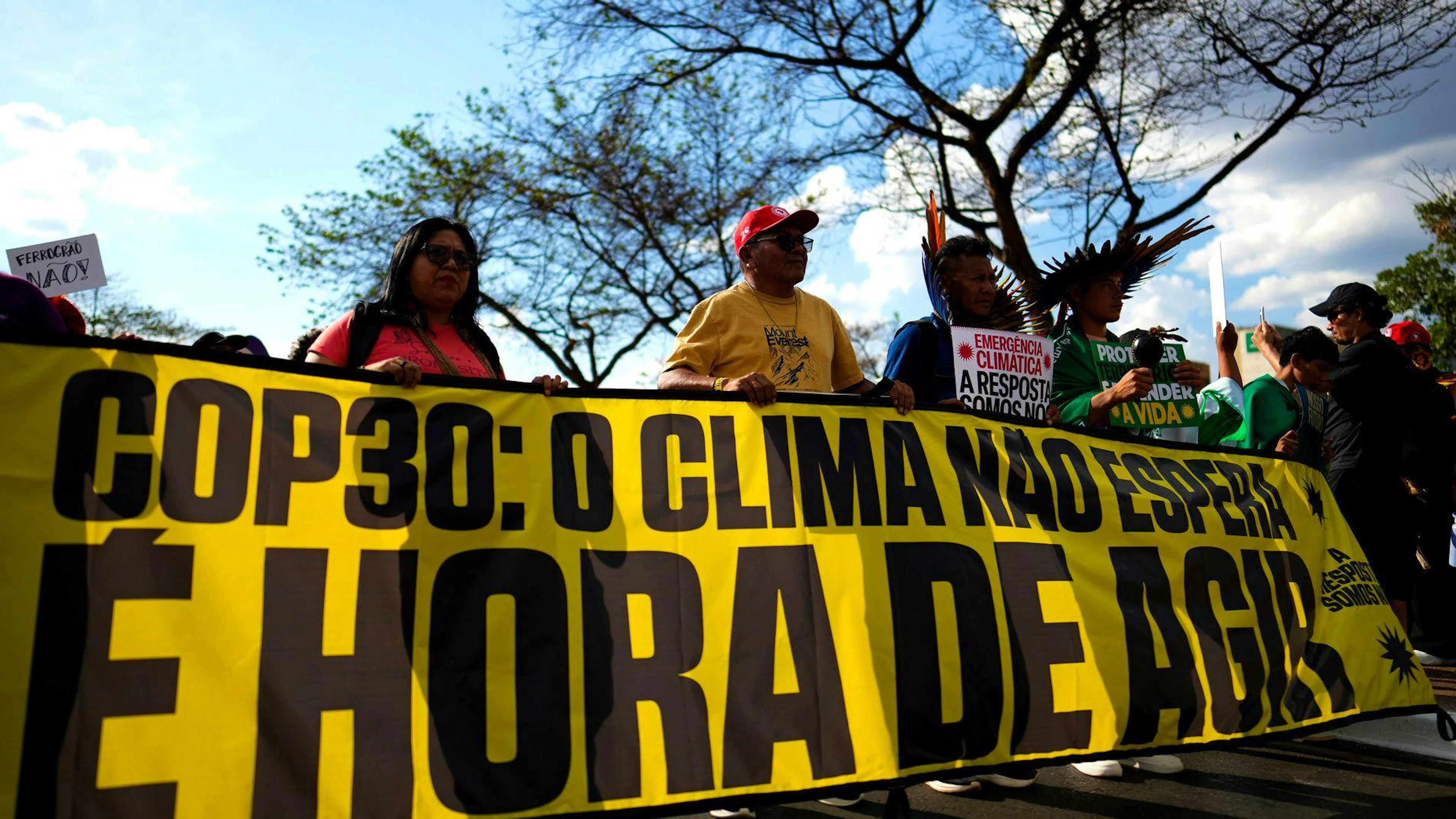 Des manifestants brandissent une banderole à Brasilia, au Brésil, le lundi 13 octobre 2025, sur laquelle on peut lire en portugais « COP30 : le climat ne peut pas attendre, il est temps d'agir », à l'approche du sommet des Nations unies sur le climat COP30. (AP Photo/Eraldo Peres)
