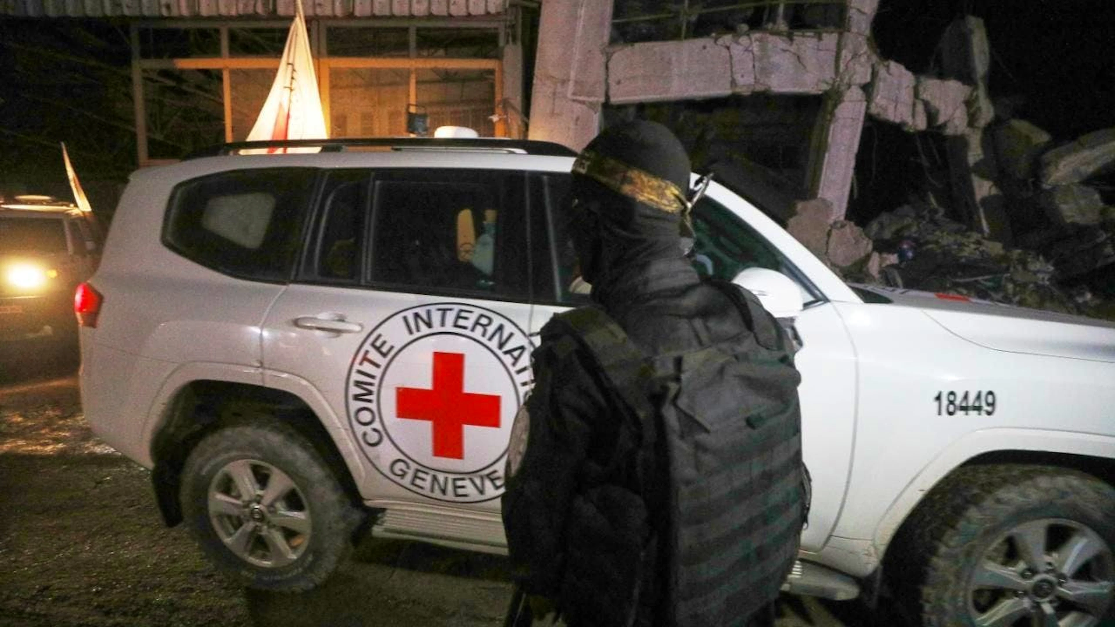 La revoca delle sanzioni è stata presa dopo che Hamas ha restituito ieri sera i corpi di altri quattro ostaggi e ha annunciato che oggi restituirà altre quattro salme.