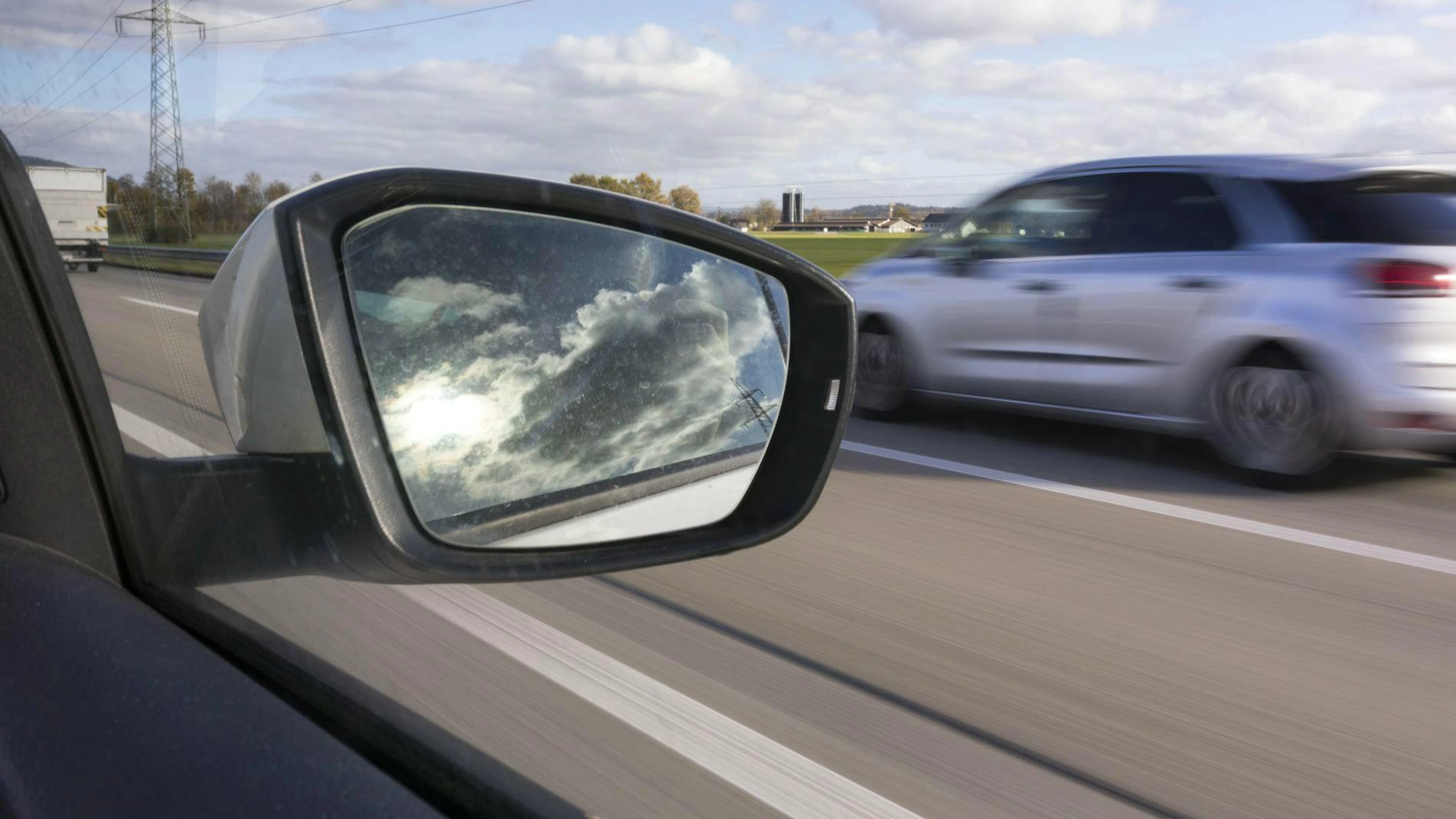 Ein Mann und eine Frau vergnügten sich in ihrem Auto sexuell – bei 140 Kilometern pro Stunde.